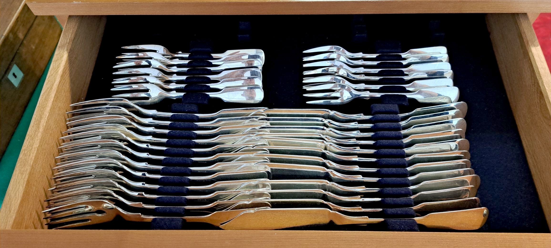 Detail o: Umfangreiches Silberbesteck, Koch & Bergfeld, Spaten, 800er Silber, 1970er J., 153 Teile, wenig benutzt, im Besteckkasten, 12 Menuemesser, 12 ...
