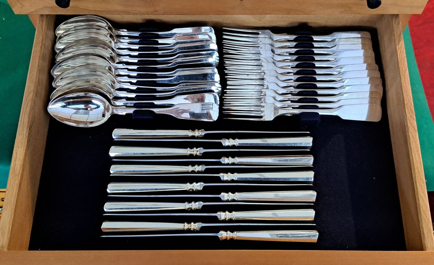 Detail p: Umfangreiches Silberbesteck, Koch & Bergfeld, Spaten, 800er Silber, 1970er J., 153 Teile, wenig benutzt, im Besteckkasten, 12 Menuemesser, 12 ...