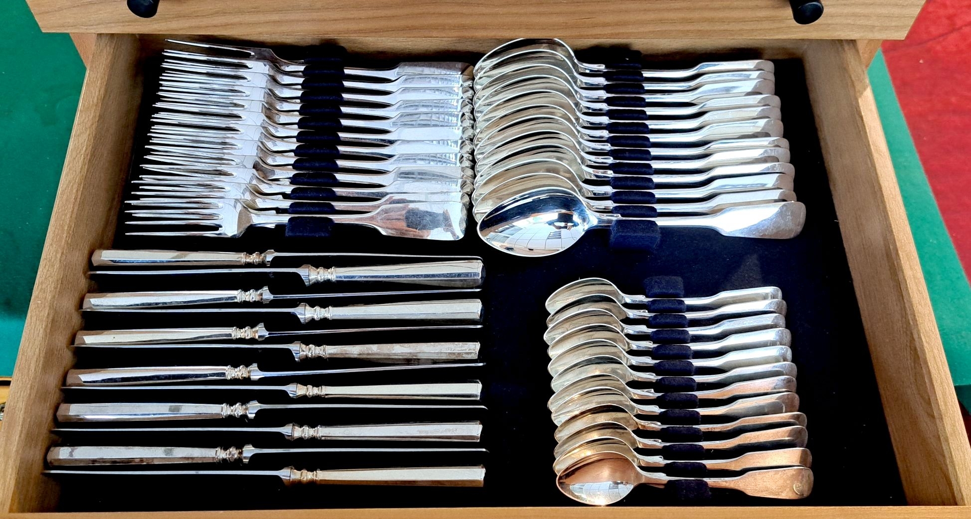 Detail q: Umfangreiches Silberbesteck, Koch & Bergfeld, Spaten, 800er Silber, 1970er J., 153 Teile, wenig benutzt, im Besteckkasten, 12 Menuemesser, 12 ...