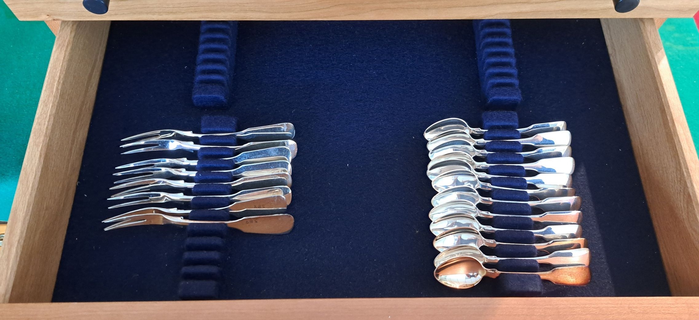 Detail r: Umfangreiches Silberbesteck, Koch & Bergfeld, Spaten, 800er Silber, 1970er J., 153 Teile, wenig benutzt, im Besteckkasten, 12 Menuemesser, 12 ...