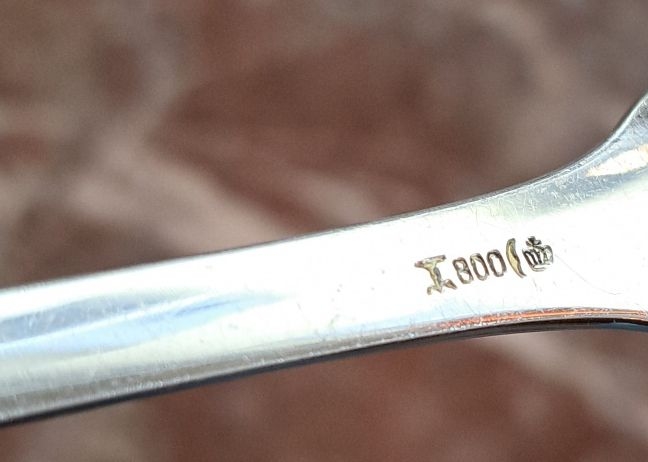 Detail t: Umfangreiches Silberbesteck, Koch & Bergfeld, Spaten, 800er Silber, 1970er J., 153 Teile, wenig benutzt, im Besteckkasten, 12 Menuemesser, 12 ...