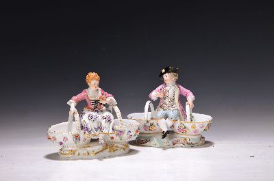 26947468a - Zwei Gewürzschälchen mit Figurenbekrönung, Meissen, Porzellan, ...