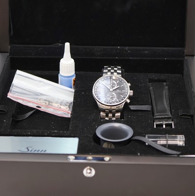 26947469f - SINN Finanzplatzuhr mit Chronograph Referenz 6052, Deutschland verk. lt. Garantiekarte ...