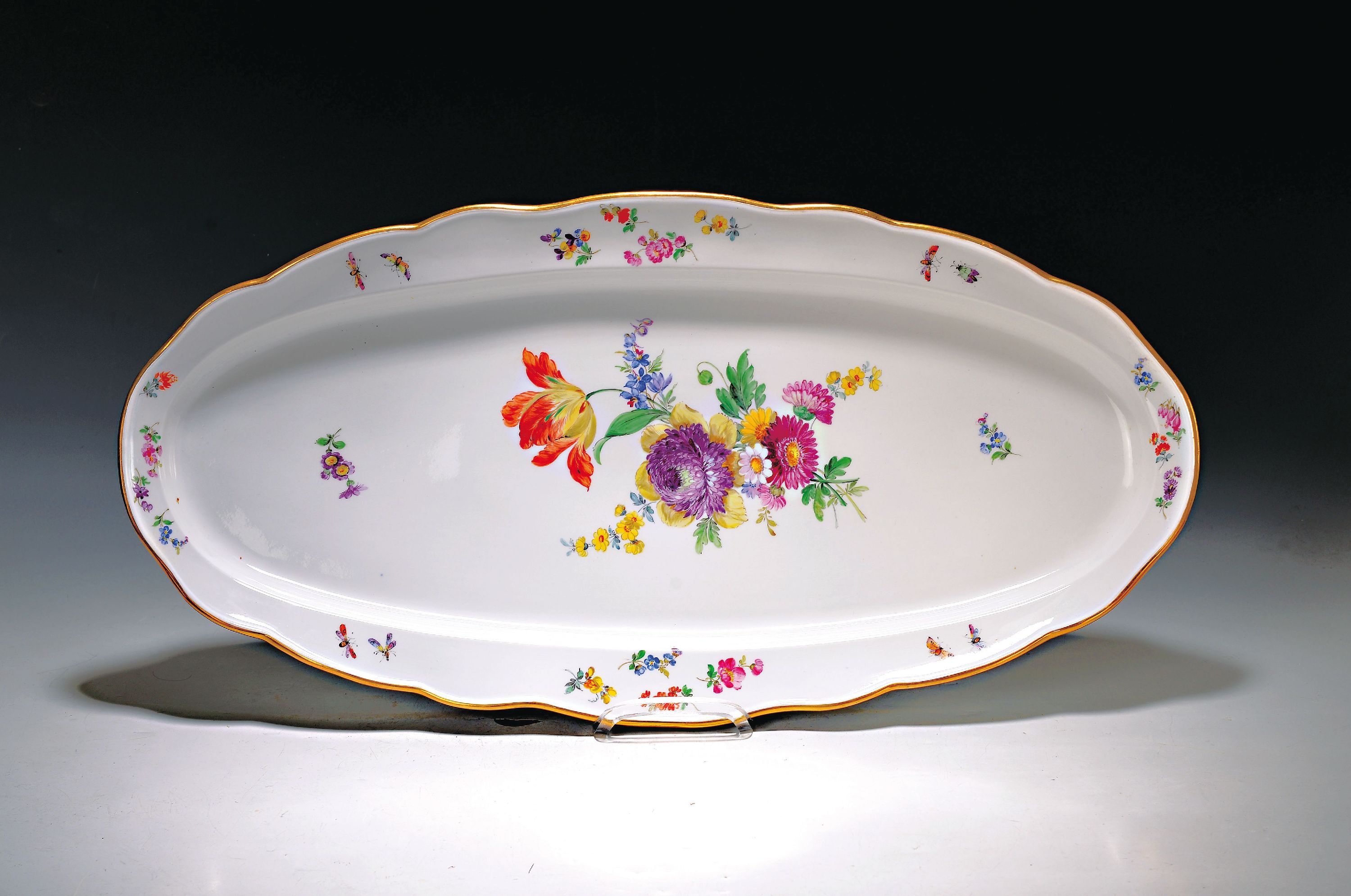 Große Hechtplatte, Meissen, um 1900, Porzellan, besonders reiche polychrome Bemalung, L.ca. 64 cm, qualitätvolles Blumenbukett mit umlaufenden ...
