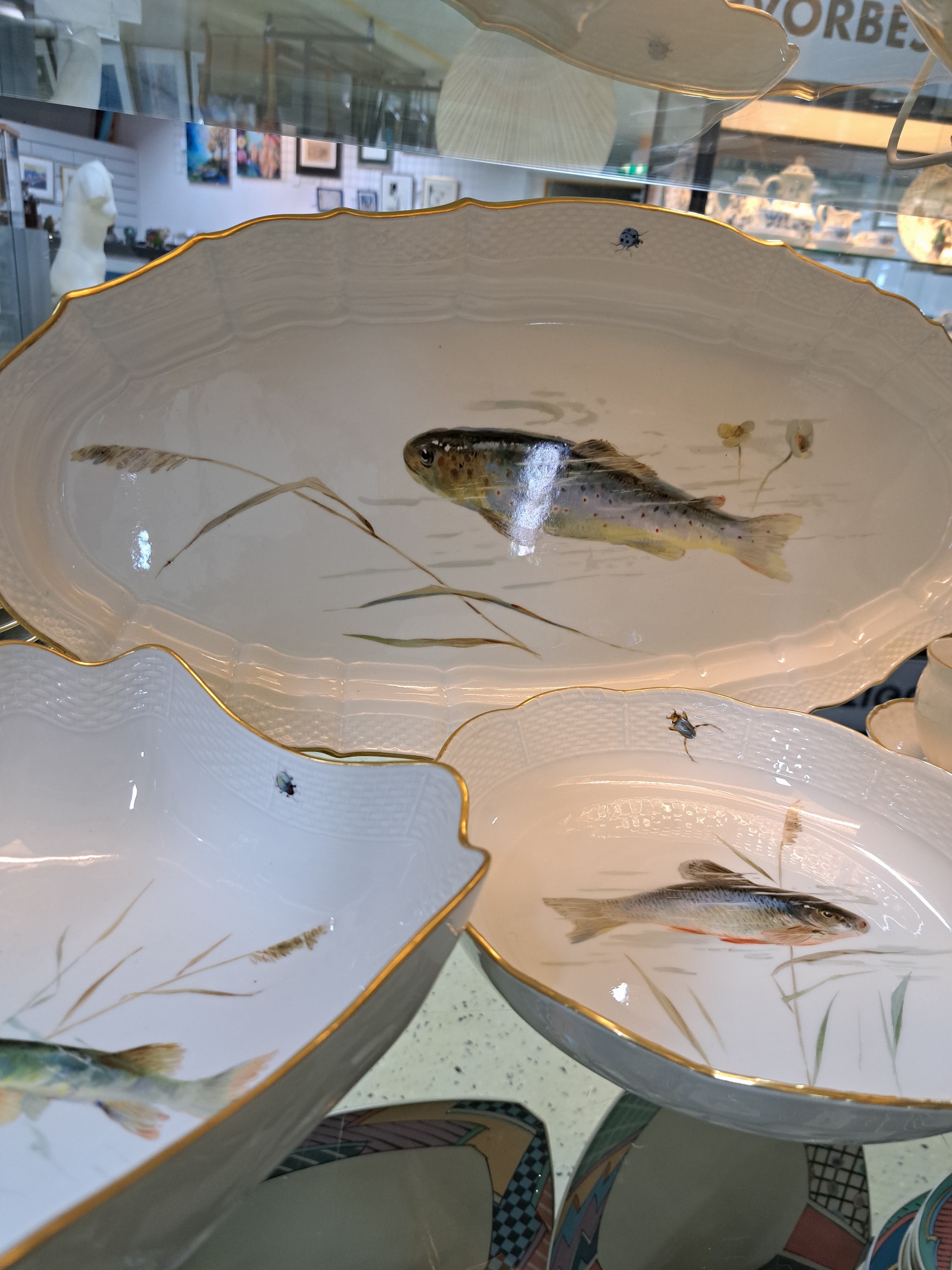 Detail b: Fischservice, Meissen, um 1880-1924, Knaufschwerter, Porzellan, 6 Teller, runde und eckige Schüssel, Forellenplatte oval, feine Bemalungen von ...