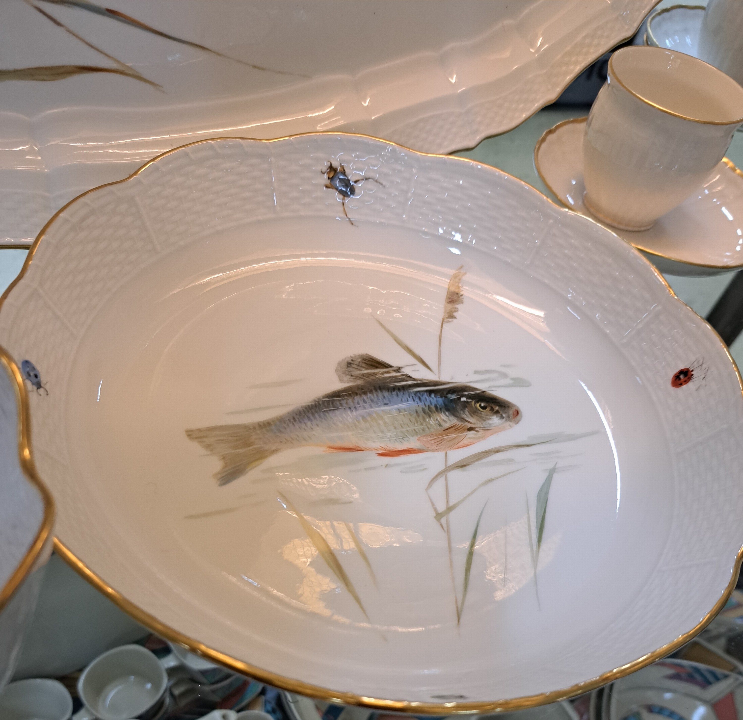 Detail c: Fischservice, Meissen, um 1880-1924, Knaufschwerter, Porzellan, 6 Teller, runde und eckige Schüssel, Forellenplatte oval, feine Bemalungen von ...