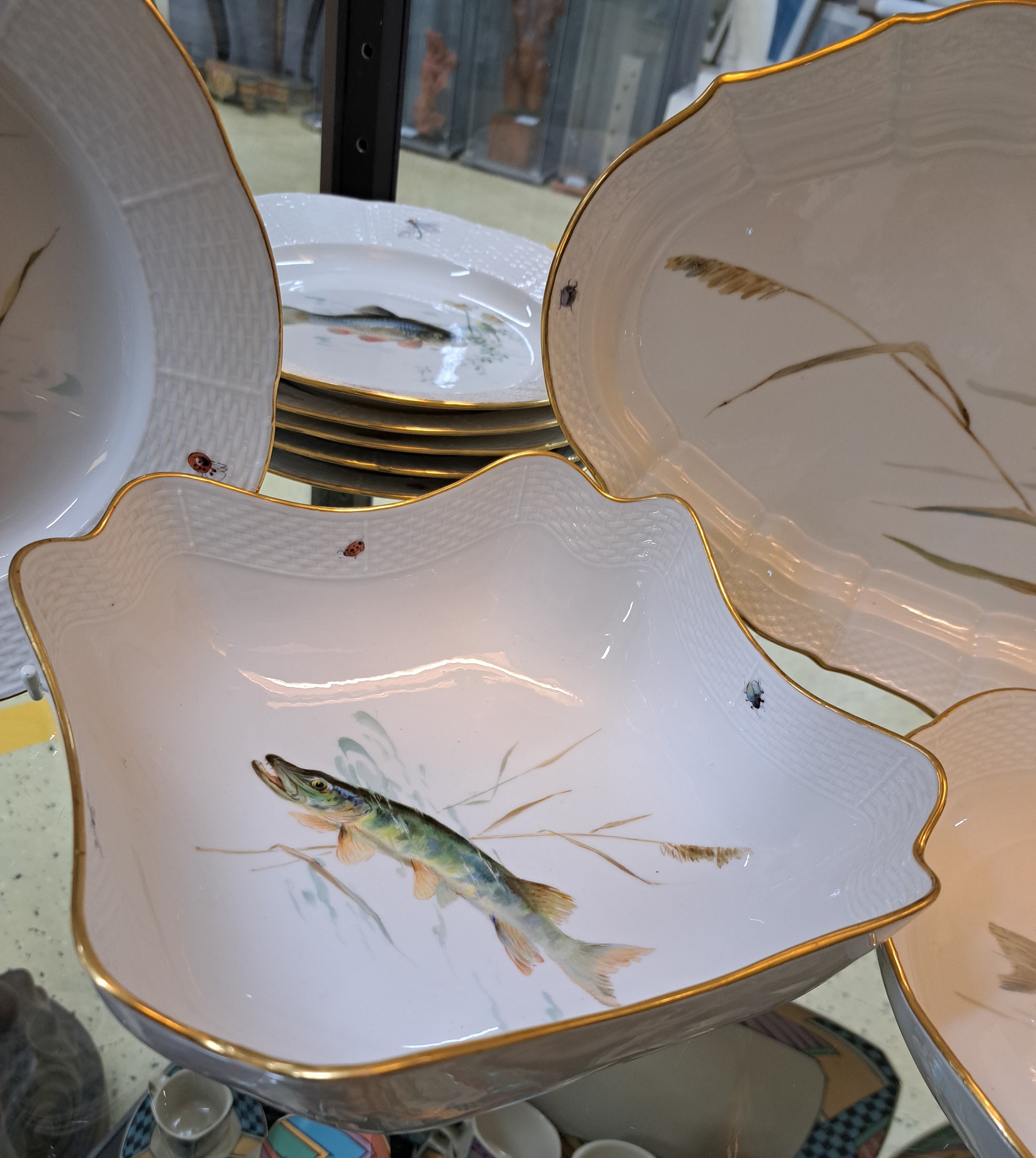 Detail d: Fischservice, Meissen, um 1880-1924, Knaufschwerter, Porzellan, 6 Teller, runde und eckige Schüssel, Forellenplatte oval, feine Bemalungen von ...