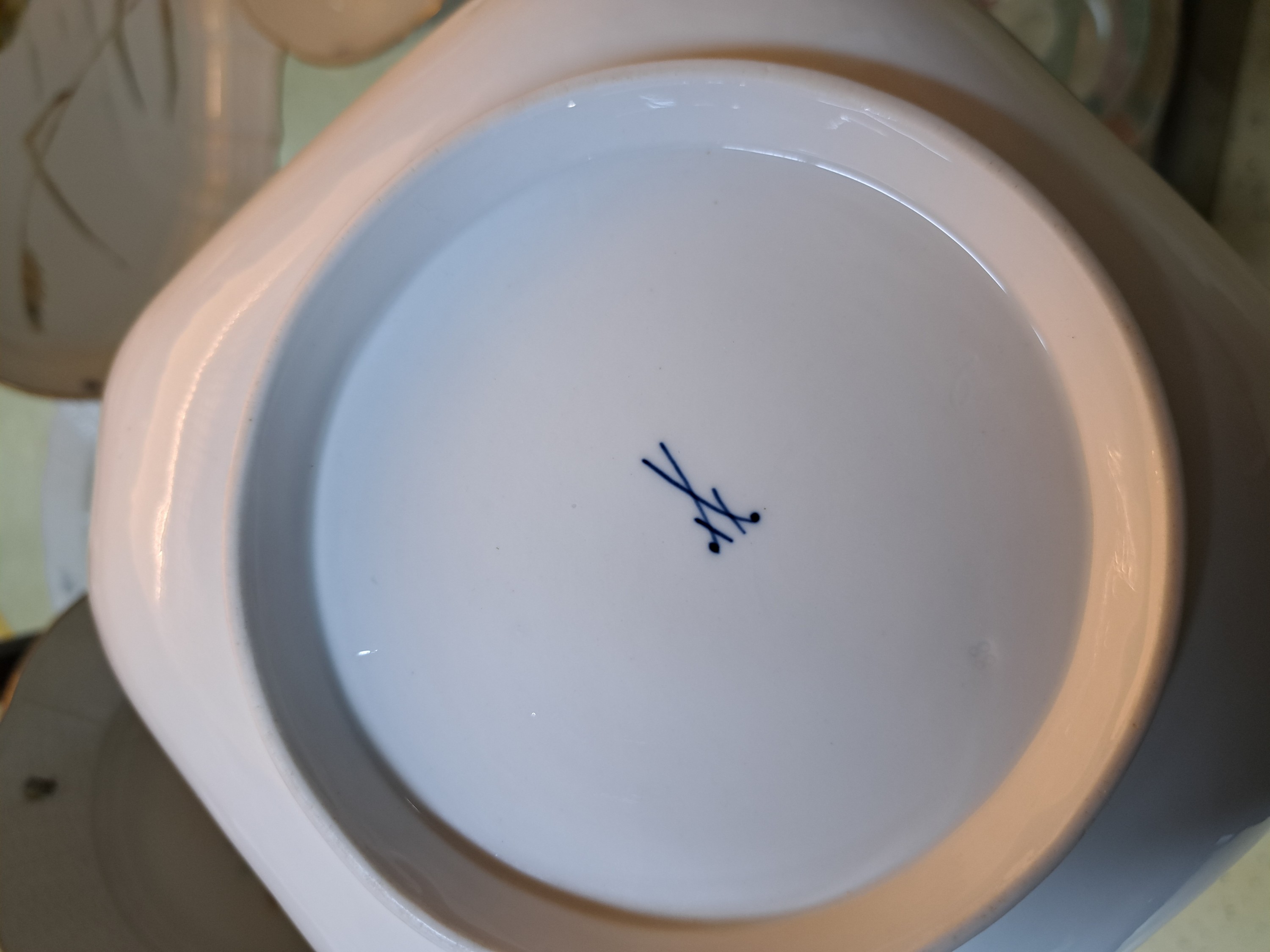 Detail e: Fischservice, Meissen, um 1880-1924, Knaufschwerter, Porzellan, 6 Teller, runde und eckige Schüssel, Forellenplatte oval, feine Bemalungen von ...