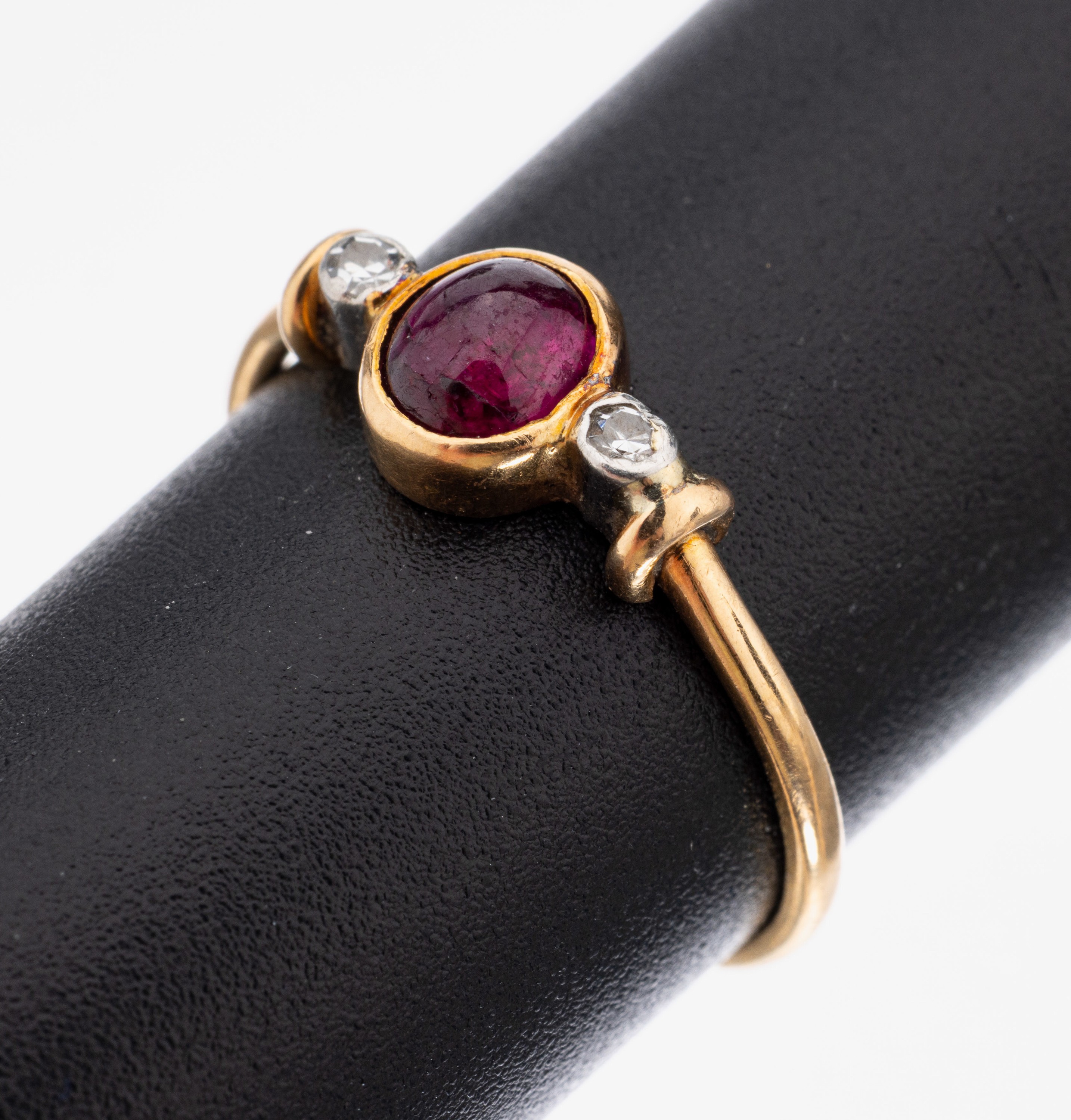 14 kt Gold Rubin-Diamant-Ring, GG 585/000 gepr., mittig kl. ovaler Rubin-Cabochon, min. besch., seitl. 2 kl. 8/8-Diamanten, RW 52, ca.1.5 g