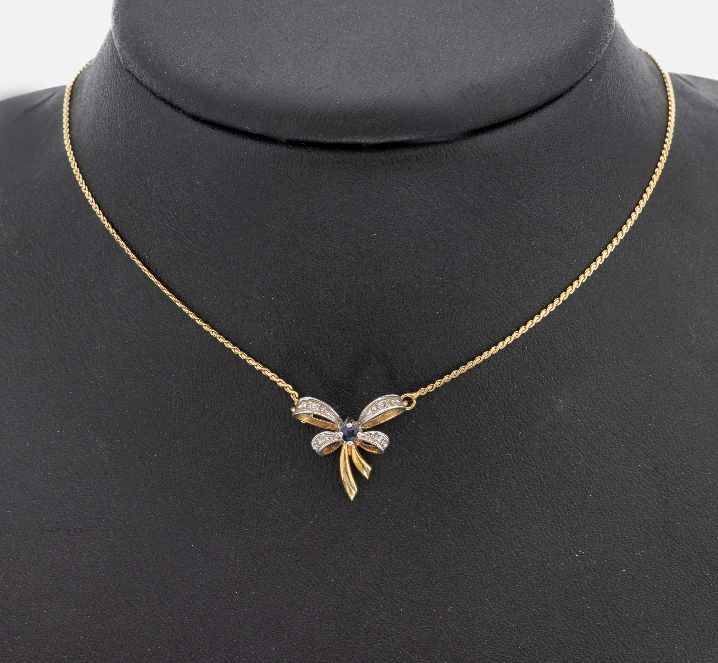 14 kt Gold Diamant-Saphir-Collier, GG/WG 585/000, Mittelteil in Form einer Schleife, mittig kl. rundfacett. Saphir, 4 kl. 8/8- Diamanten, L. ca. ...
