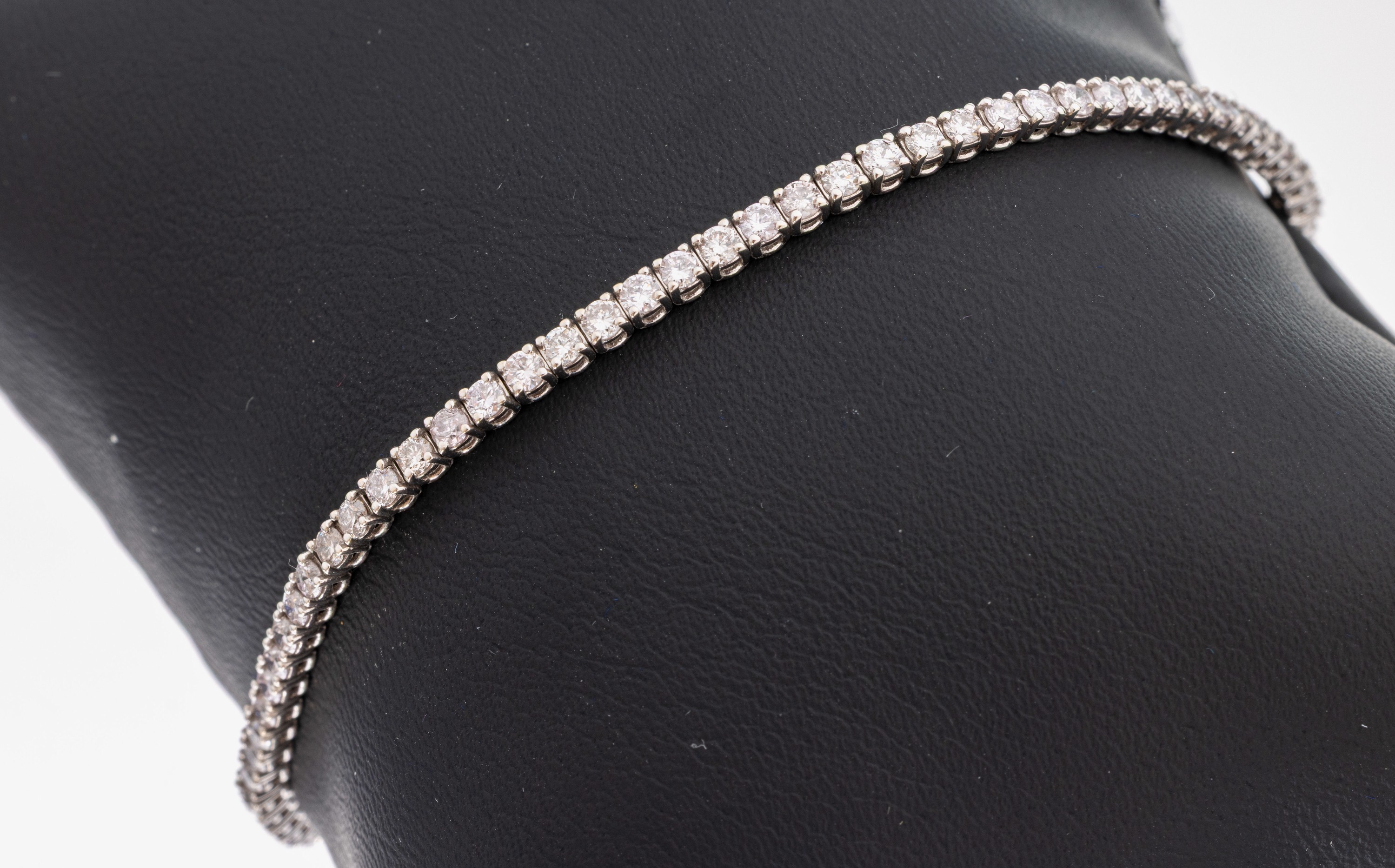 14 kt Gold Brillant-Armband, WG 585/000, 78Brillanten zus. ca. 2.63 ct Light Pink- Natural Fancy Pink/vs2-si3, laut AIG- Expertise, L. ca. 17.9 cm, ...