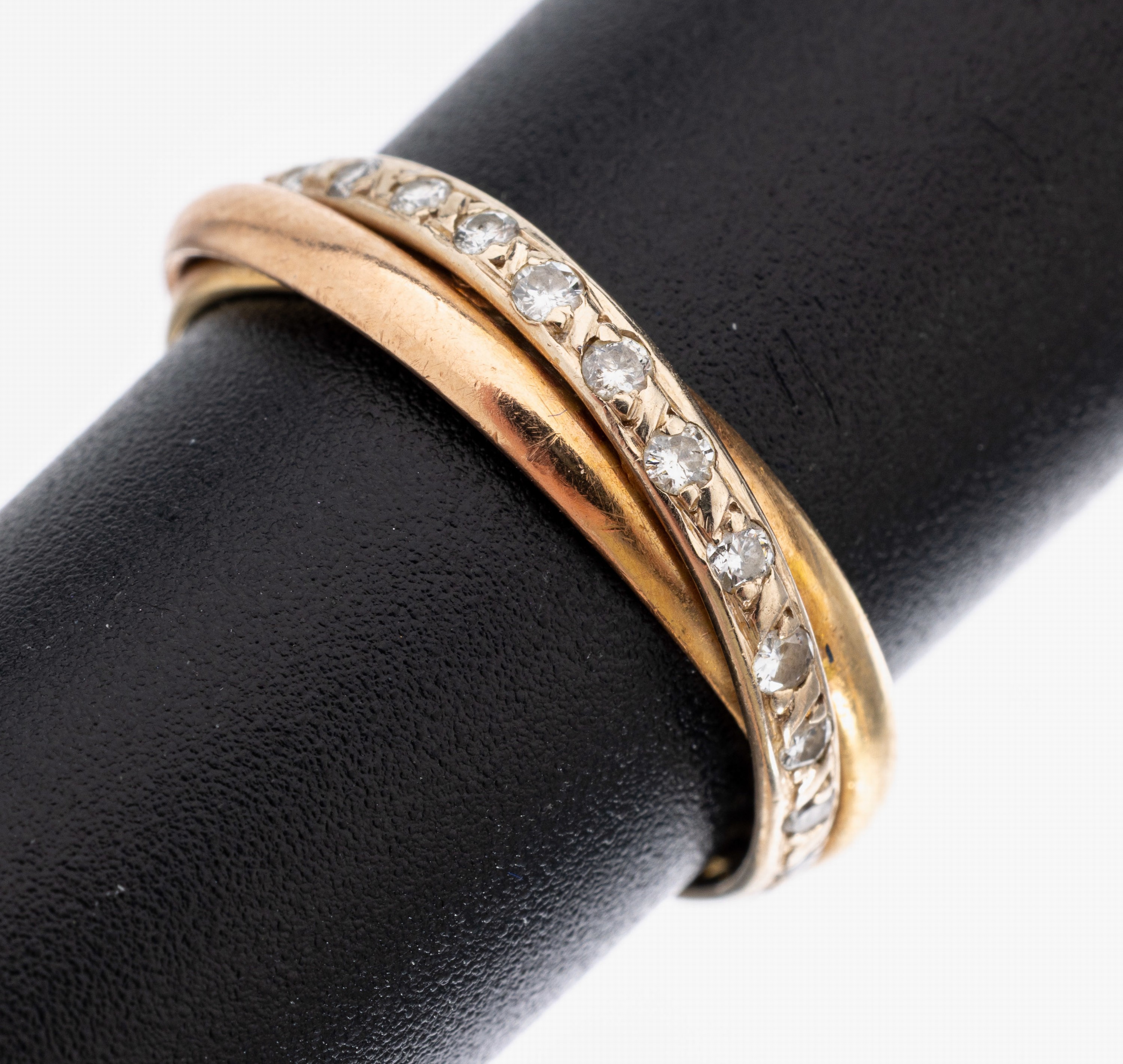14 kt Gold Brillant-Ring, GG/RG/WG 585/000,3 ineinander verschlungene Ringe, WG Ring mit 15 Brillanten zus. ca. 0.15 ct Weiß/si, RW 50, ca. 3.0 g