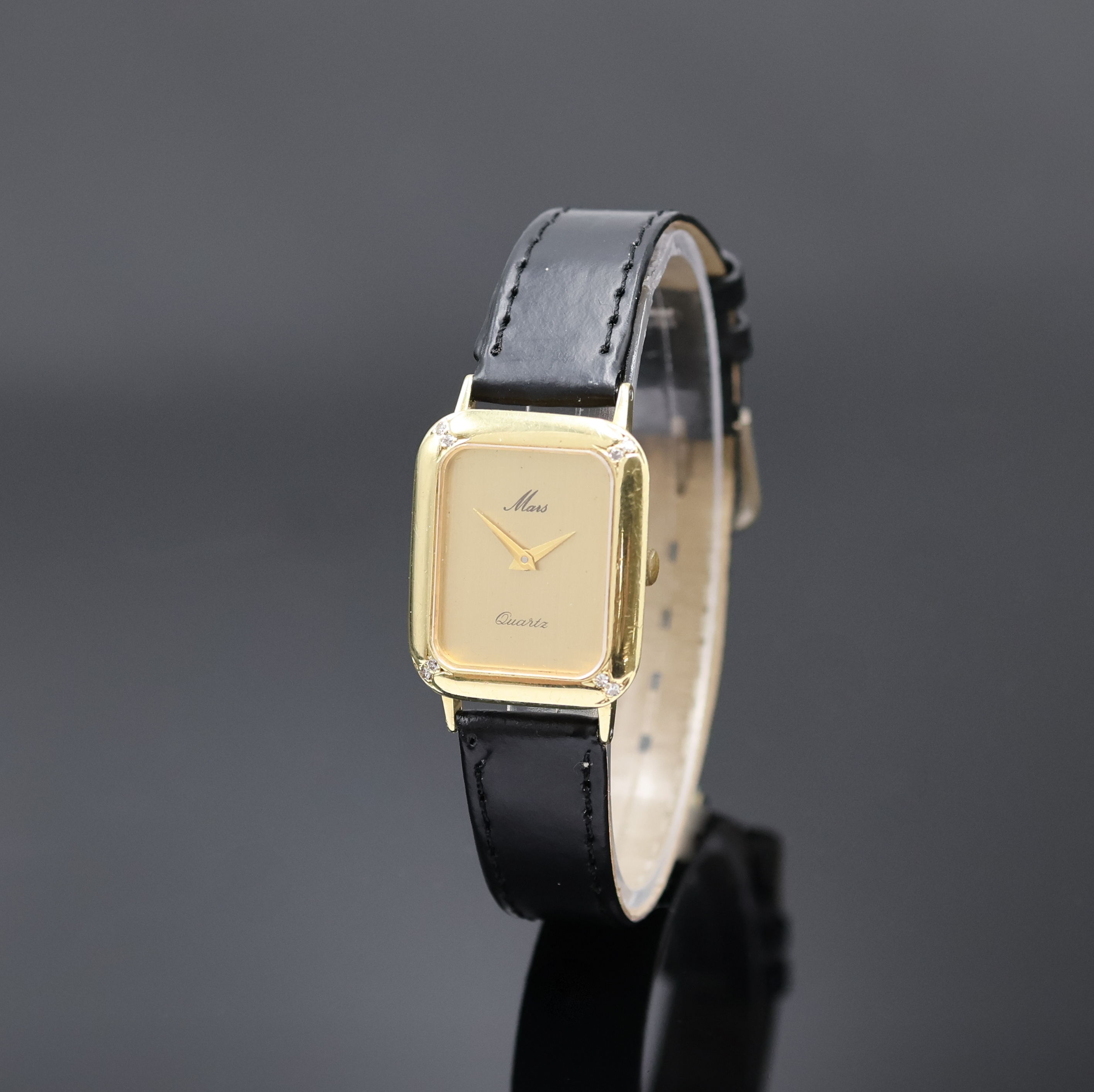 MASS Damenarmbanduhr in GG 585/000, quarz, Deutschland um 1980, 2-teil. Geh., Boden aufgedr., Lünette zu den Ecken m. 8 Diamanten bes., gold. ...