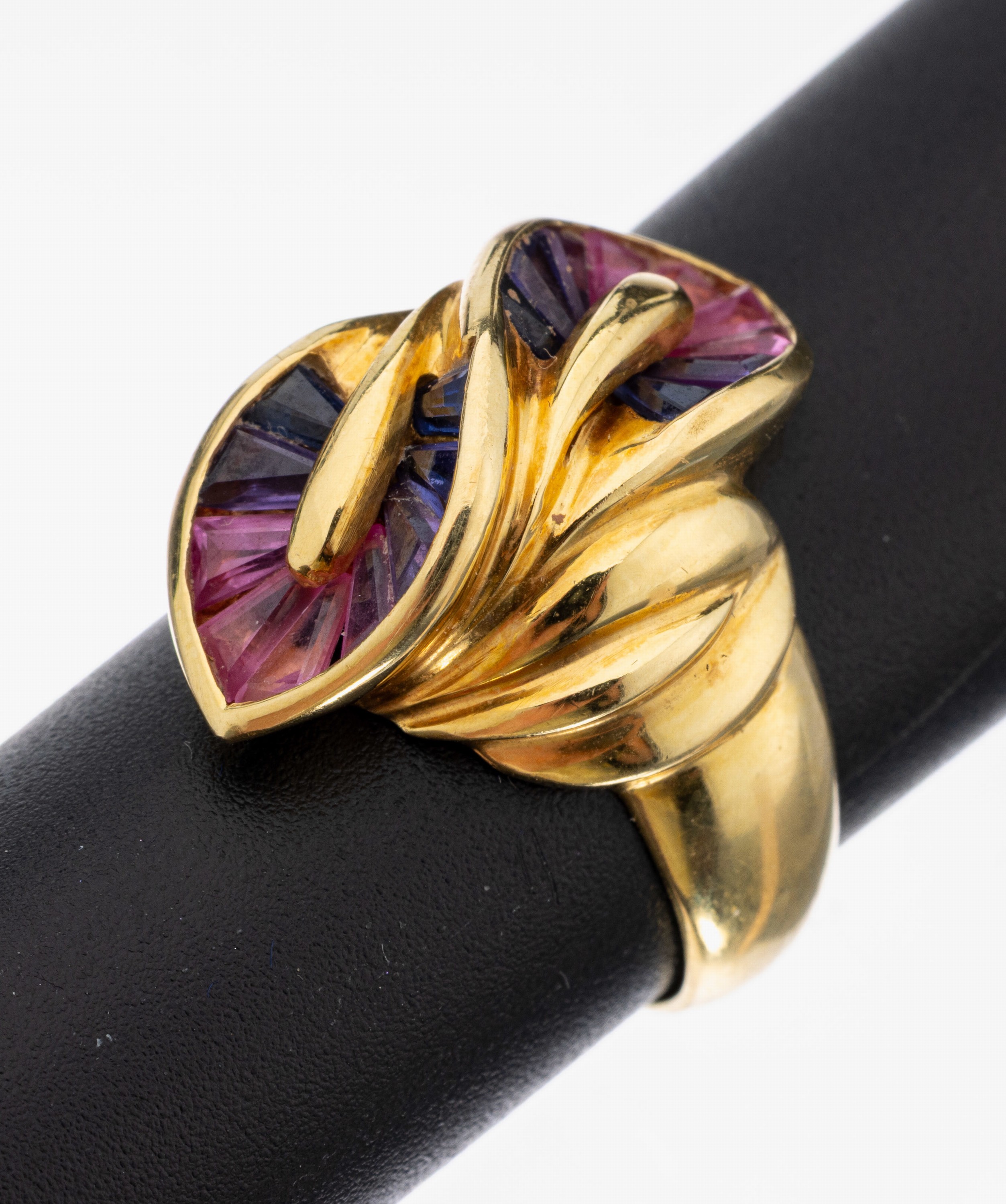 18 kt Gold Saphir-Ring, GG 750/000, außergewöhnliche Gestaltung, 18 eingeschliffene bunte Saphire zus. ca. 1.60 ct, RW 54, ca. 7.6 g