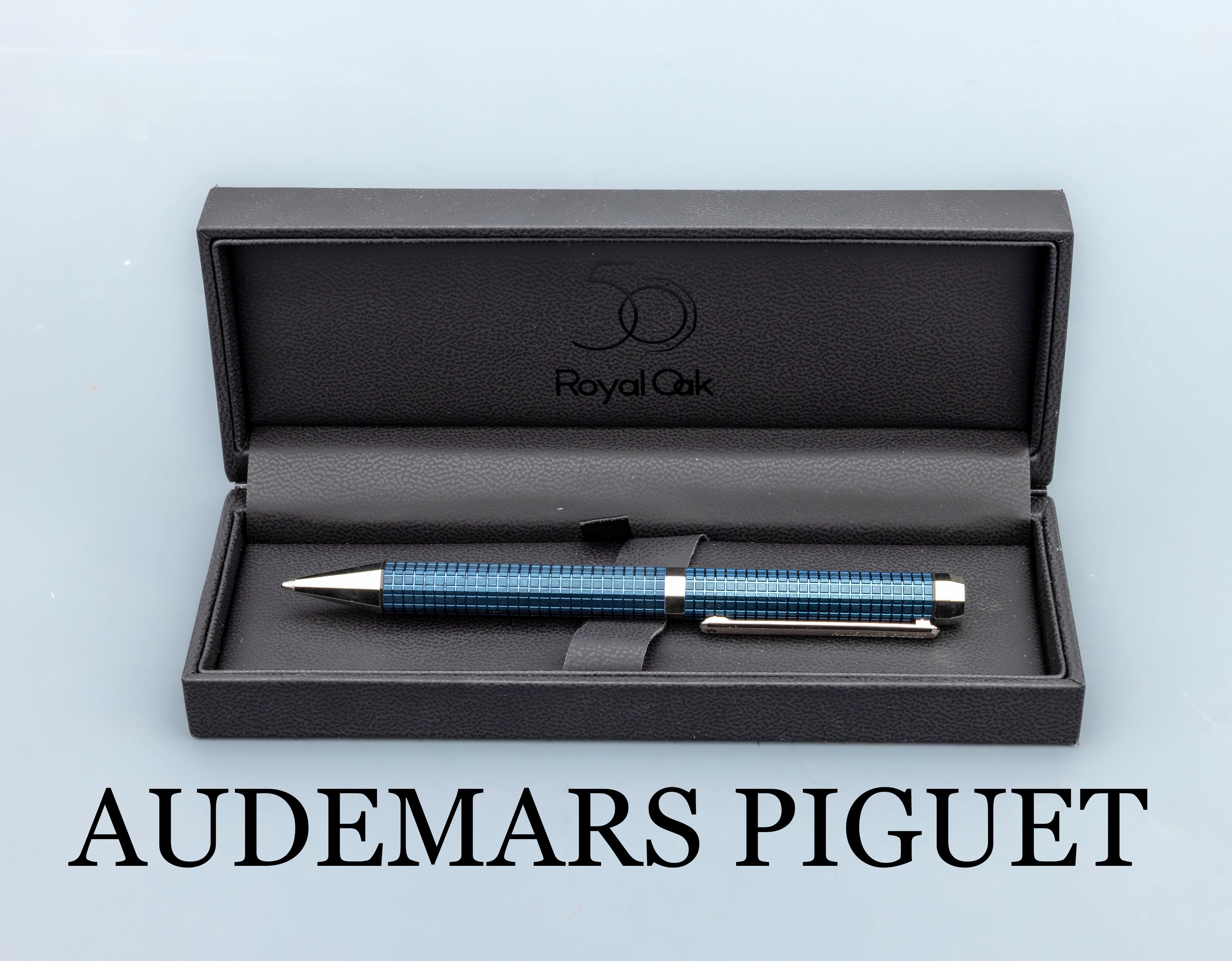 AUDEMARS PIGUET Kugelschreiber, zum 50. Jubiläum der Royal Oak, oktogonale Grundform mit fein grav. Muster, erinnert an der ...