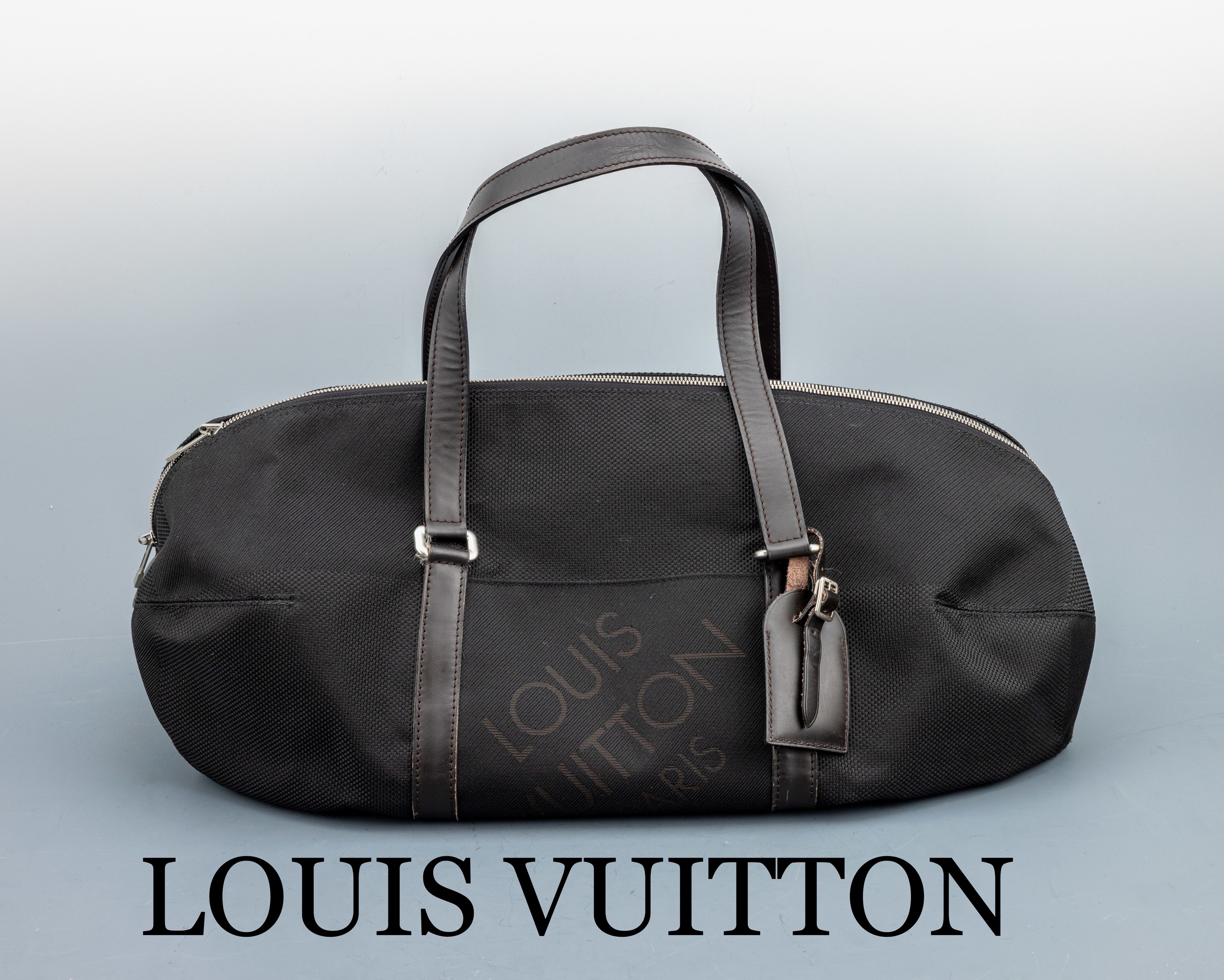 LOUIS VUITTON Weekender, schwarzes Synthetik mit Louis Vuitton Paris Schriftzug, innen großes Fach, kl. Fach mit Reißverschluss, dunkelbraune ...