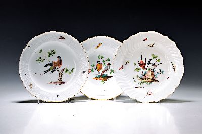Image 26947560 - Drei Teller, Meissen, 18. Jh., polychrome Vogeldekore in Handmalerei, Goldränder: ...