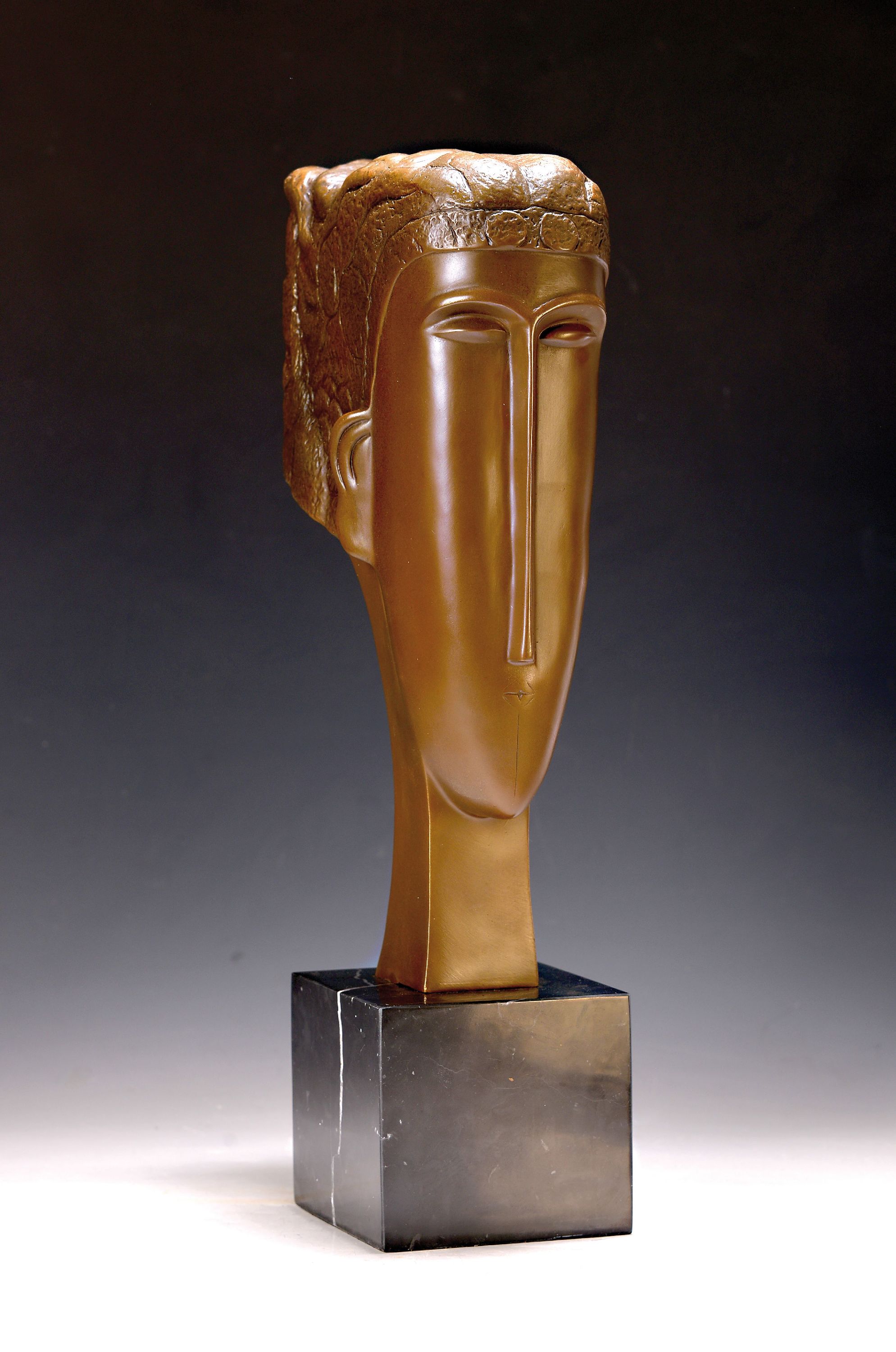 Detail k: Bronzeskulptur nach Amedeo Modigliani (1884- 1920), Kopf, sign. und num. A 2539, Gießerplakette J.B. Paris, Marmorsockel, Gesamth. ca. 44cm