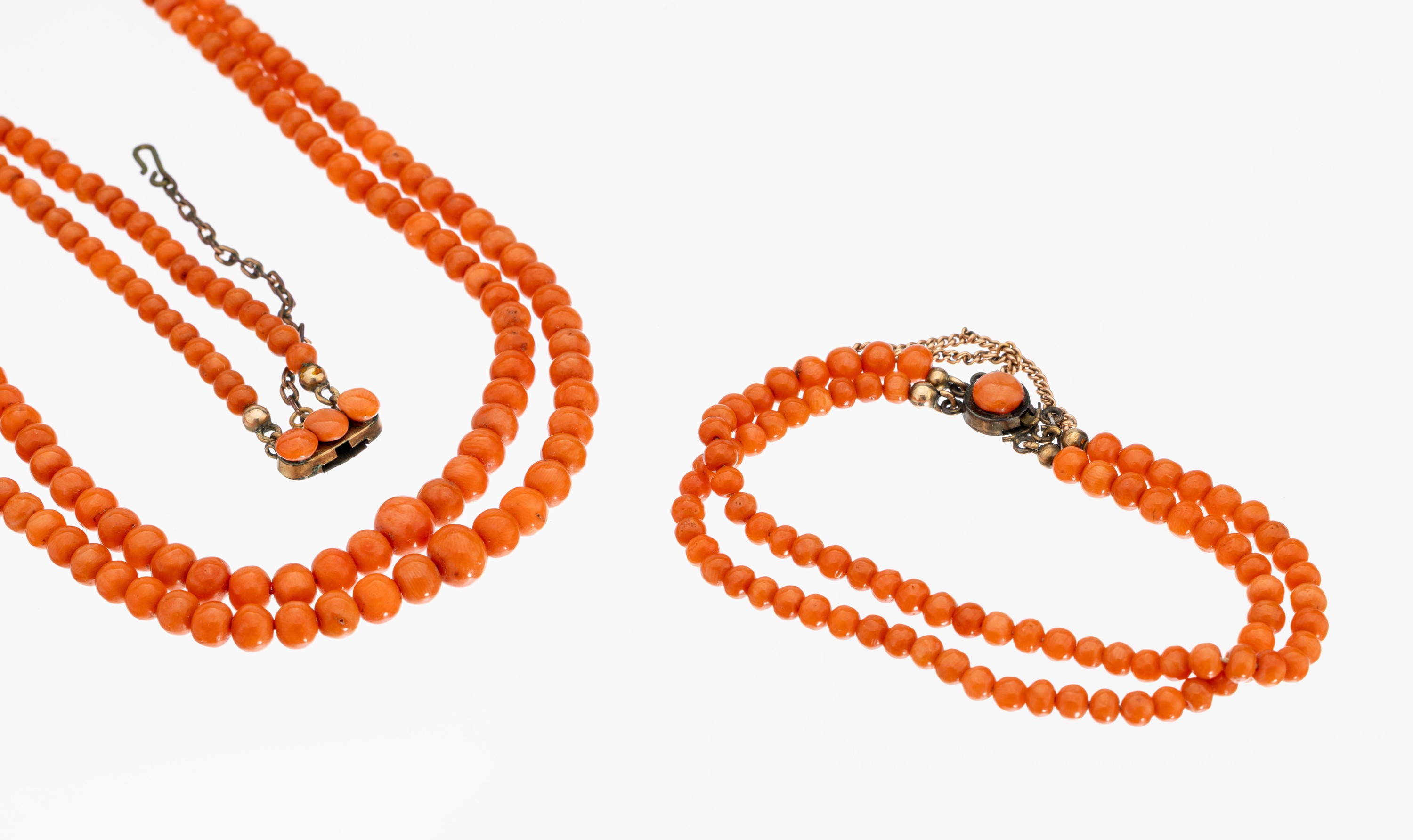 Korallen-Set, Italien um 1900, best. aus: 1Collier, 2-rhg. Korallenkugeln im Verlauf, D. ca. 3.9-7.6 mm, L. ca. 48 cm, Kastenschloss mit ...