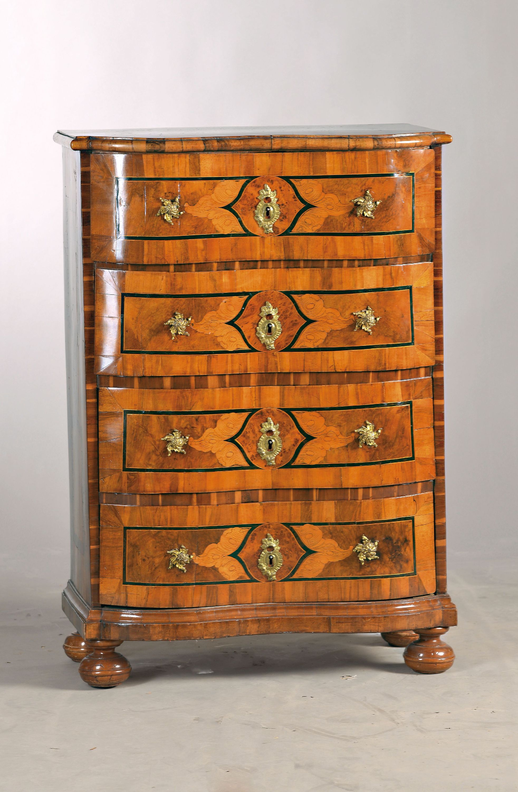 Chiffoniere/Hochkommode, Barock, um 1760, Nußbaumfurnier, z.T. massiv, Marketerie mit Bandeinlagen und Akanthusblättern in Edelhölzern, vier ...