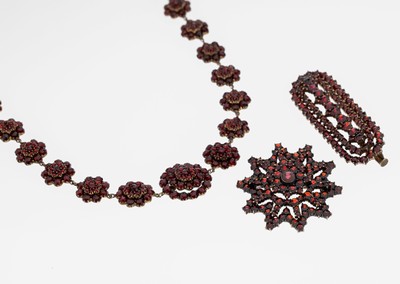 Image Granat-Konvolut, um 1900-1930, Metall verg., best. aus: 1 Collier, blütenf. ...