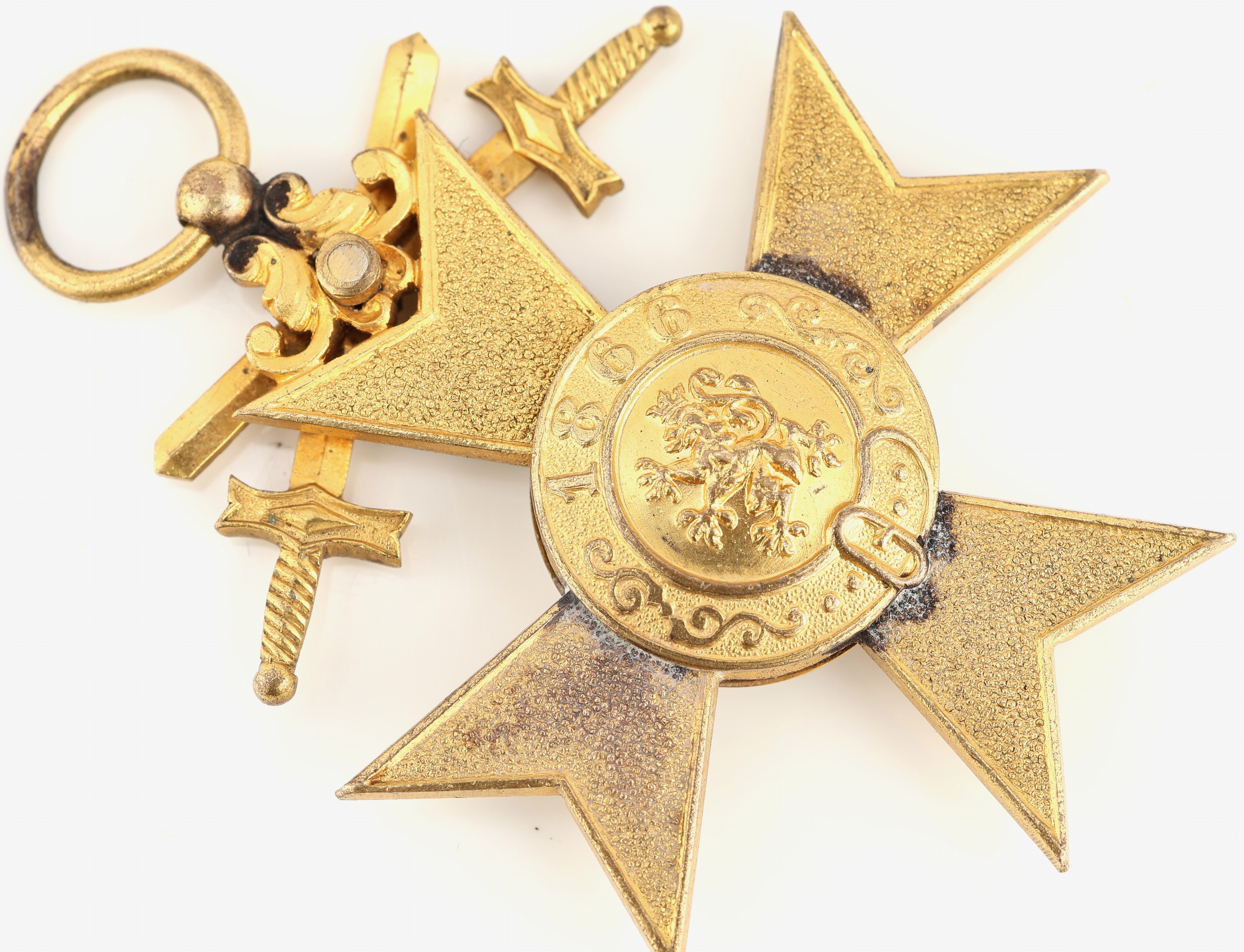 Detail a: Militärverdienstorden Bayern, 1. Klasse mitSchwertern, gestiftet von Ludwig II. 1866, mittig Medaillon schwarz emailliert mit goldenem L unter ...