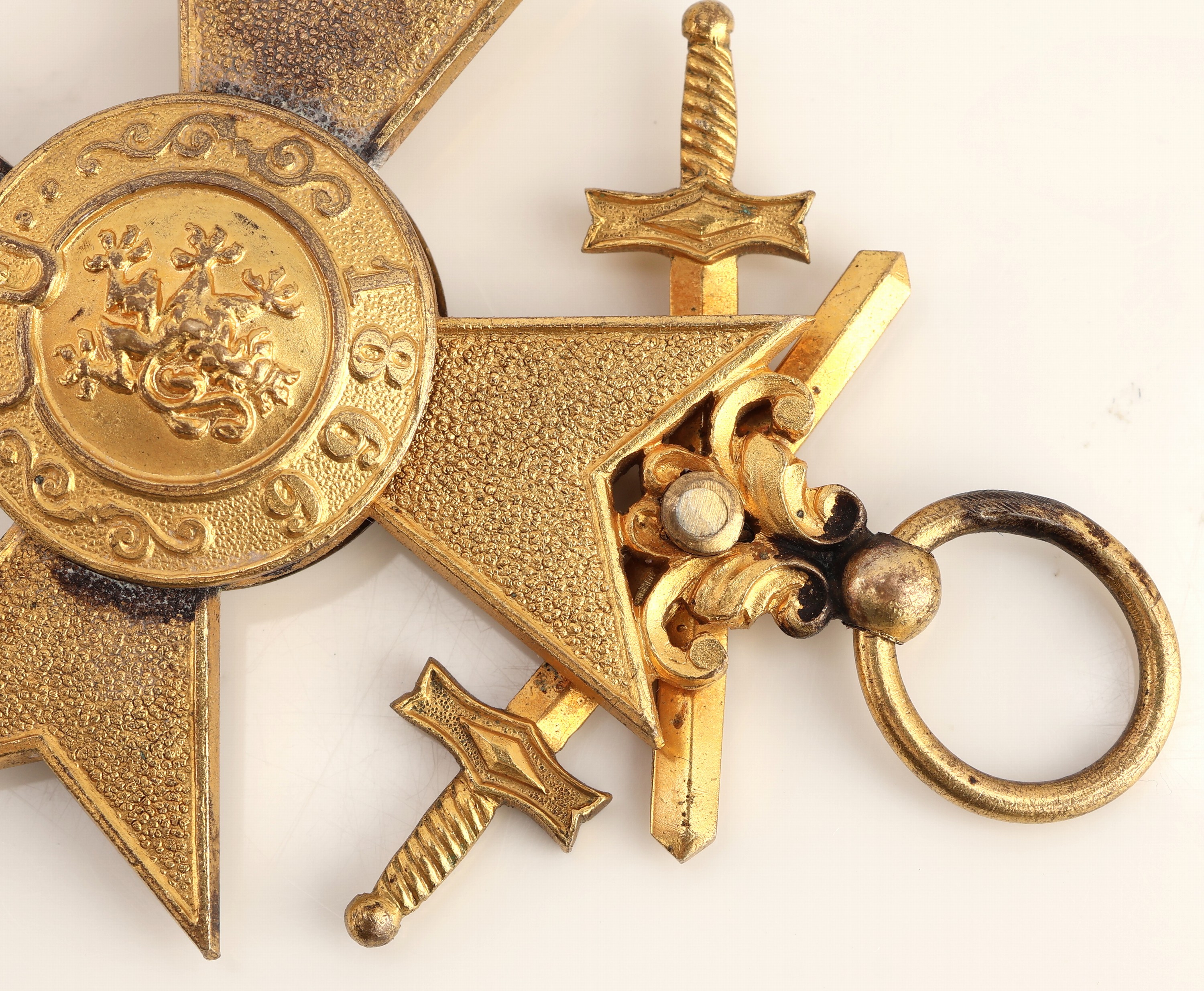 Detail b: Militärverdienstorden Bayern, 1. Klasse mitSchwertern, gestiftet von Ludwig II. 1866, mittig Medaillon schwarz emailliert mit goldenem L unter ...