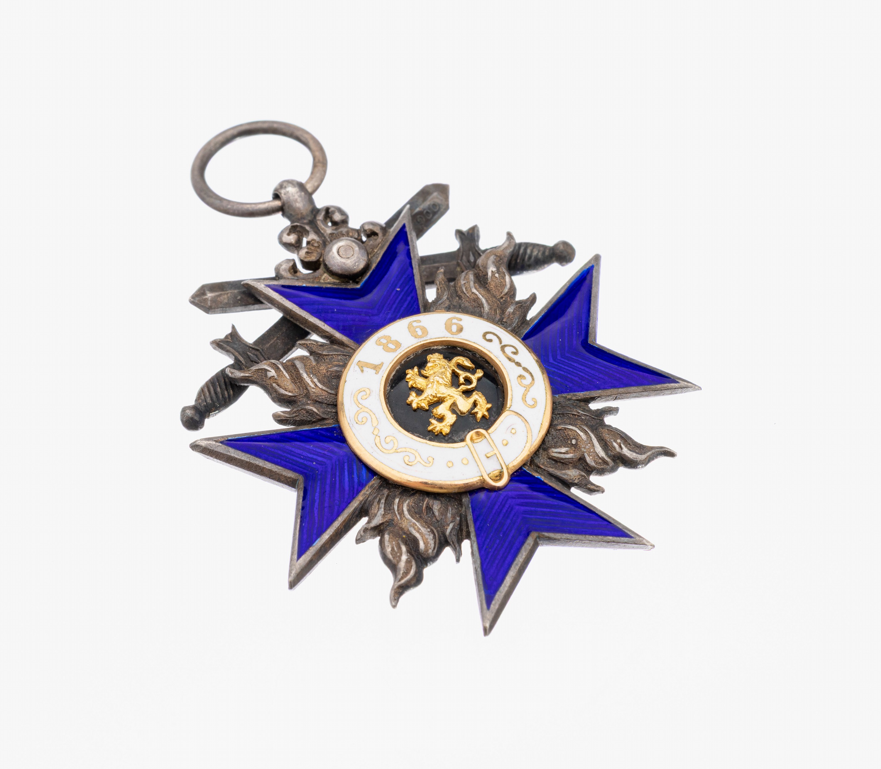 Militärverdienstorden Bayern, 4. Klasse mitSchwertern, gestiftet von Ludwig II. 1866, AV:mittig rundes Medaillon, mittig schwarz emailliert L unter ...