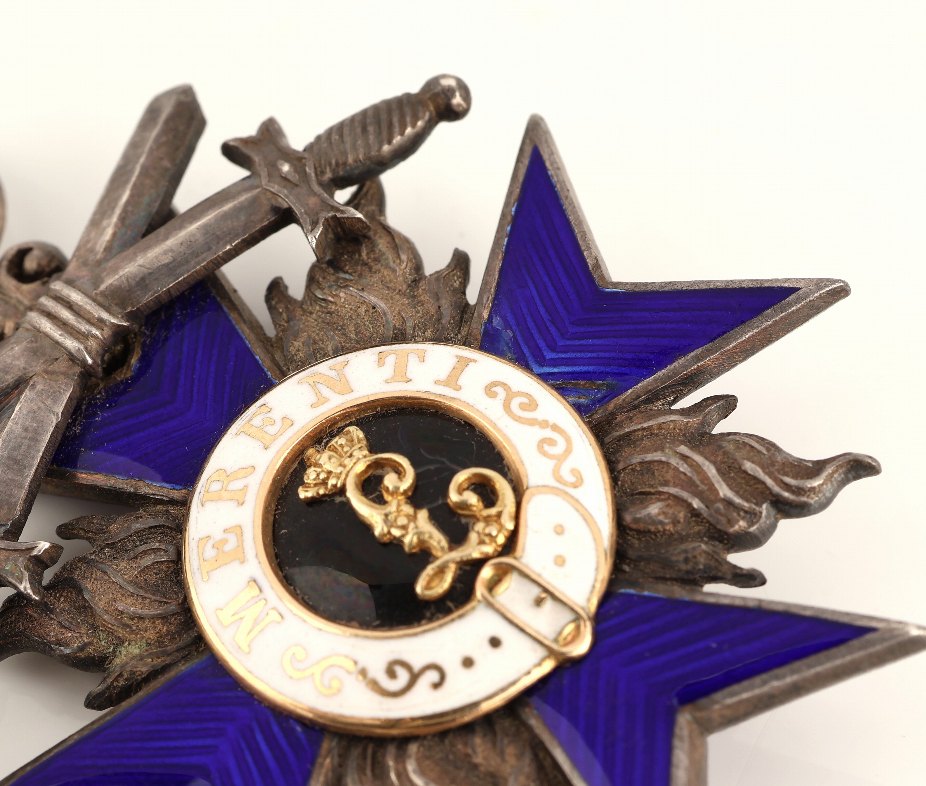 Detail b: Militärverdienstorden Bayern, 4. Klasse mitSchwertern, gestiftet von Ludwig II. 1866, AV:mittig rundes Medaillon, mittig schwarz emailliert L unter ...
