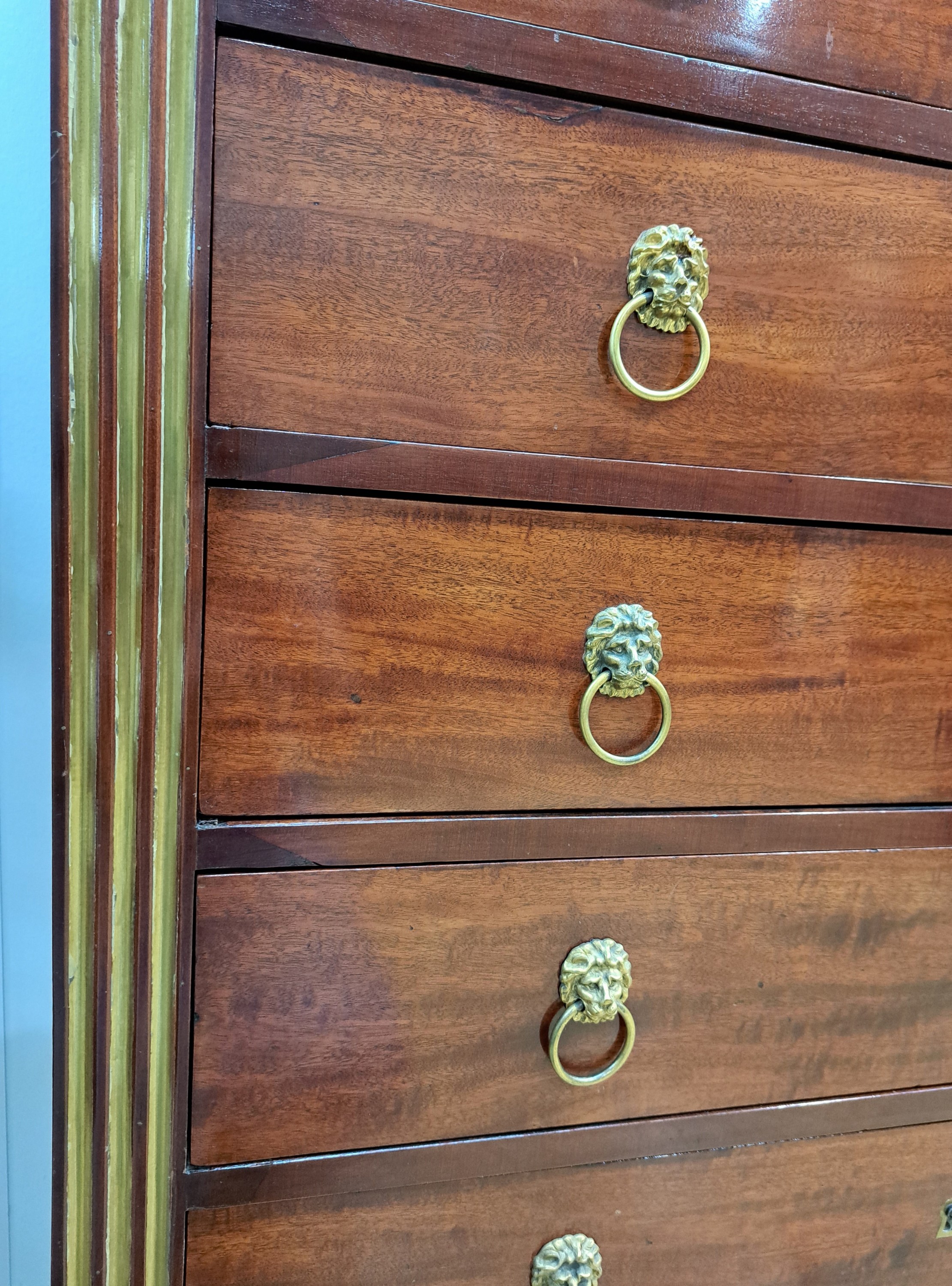 Detail e: Semainier/Pfeilerkommode, Frankreich, um 1890 , Mahagoni massiv, Kanneluren, orig. Messingbeschläge als Löwenköpfe, Schellack poliert, weiße ...