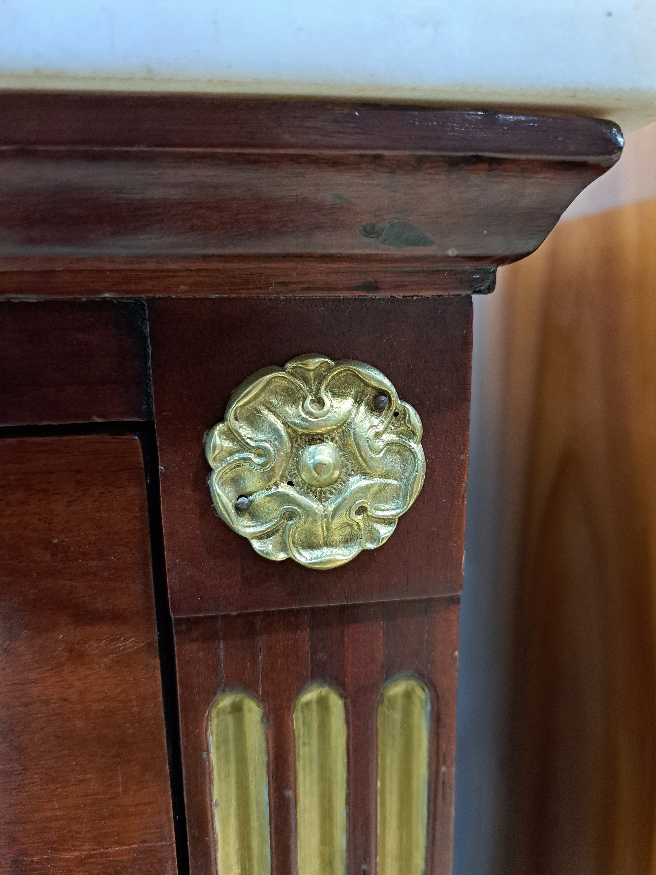 Detail g: Semainier/Pfeilerkommode, Frankreich, um 1890 , Mahagoni massiv, Kanneluren, orig. Messingbeschläge als Löwenköpfe, Schellack poliert, weiße ...