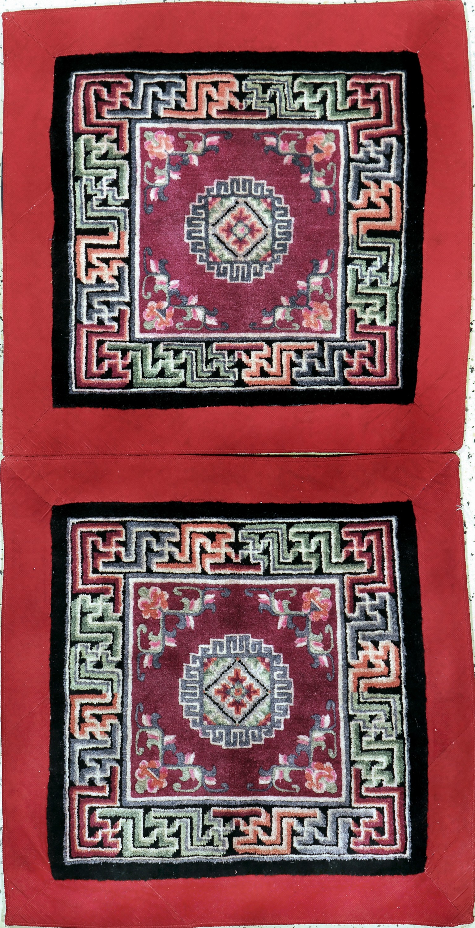 Ein Paar"Sitzauflagen", Tibet, Anfang 20.Jhd, Wolle auf Baumwolle, ca. 80 x 80 cm, EHZ: 2