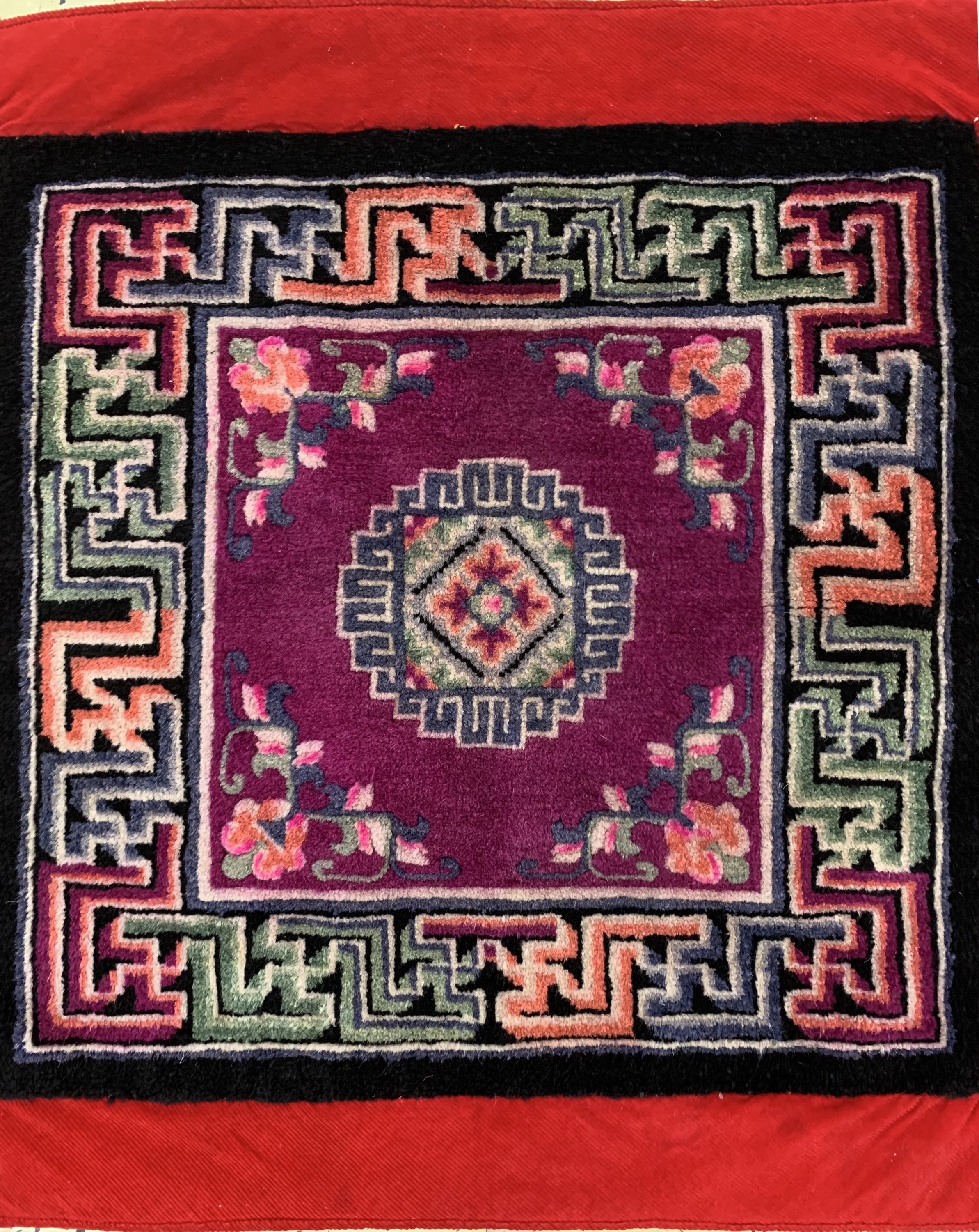 Detail a: Ein Paar"Sitzauflagen", Tibet, Anfang 20.Jhd, Wolle auf Baumwolle, ca. 80 x 80 cm, EHZ: 2