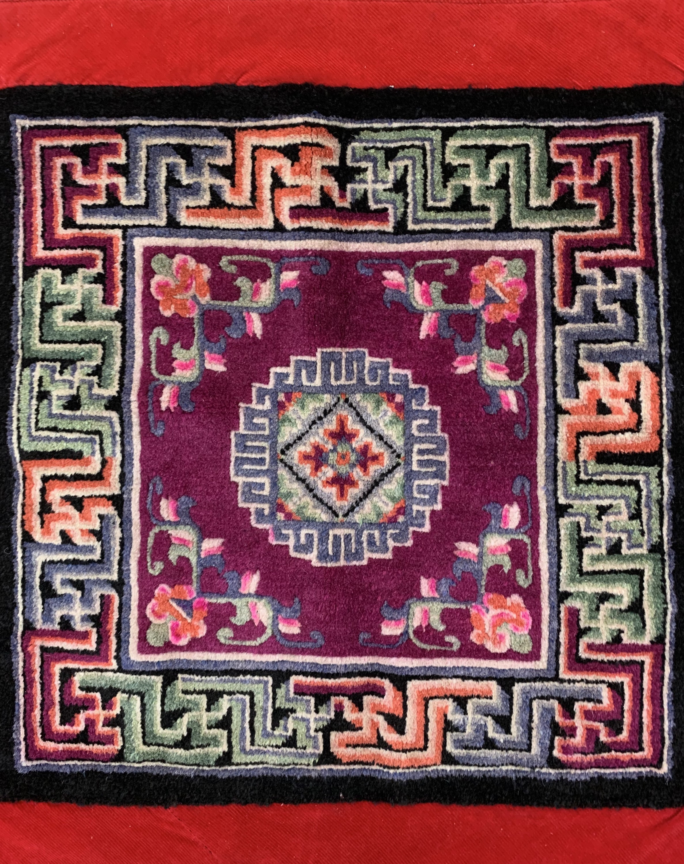 Detail b: Ein Paar"Sitzauflagen", Tibet, Anfang 20.Jhd, Wolle auf Baumwolle, ca. 80 x 80 cm, EHZ: 2