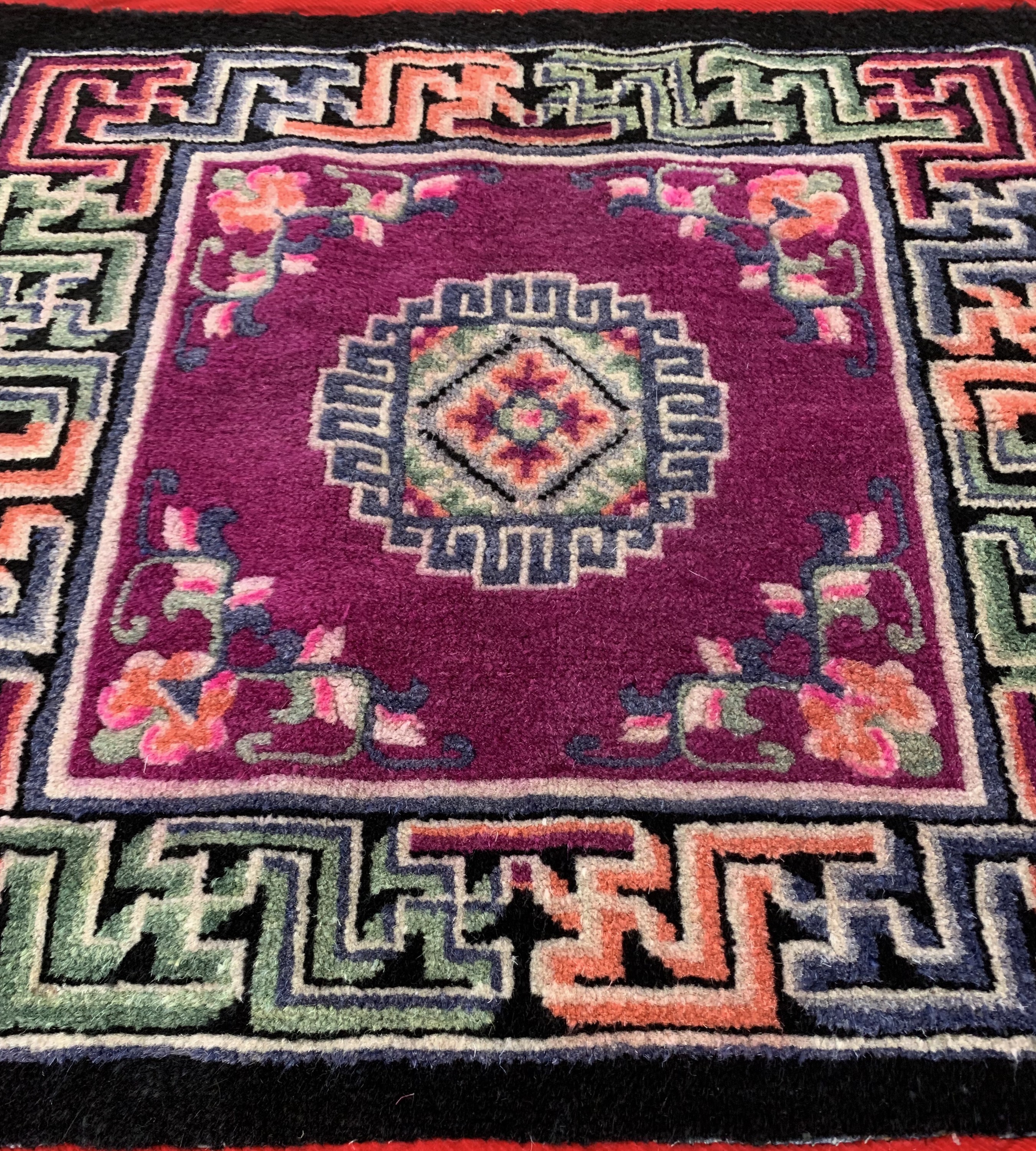 Detail c: Ein Paar"Sitzauflagen", Tibet, Anfang 20.Jhd, Wolle auf Baumwolle, ca. 80 x 80 cm, EHZ: 2