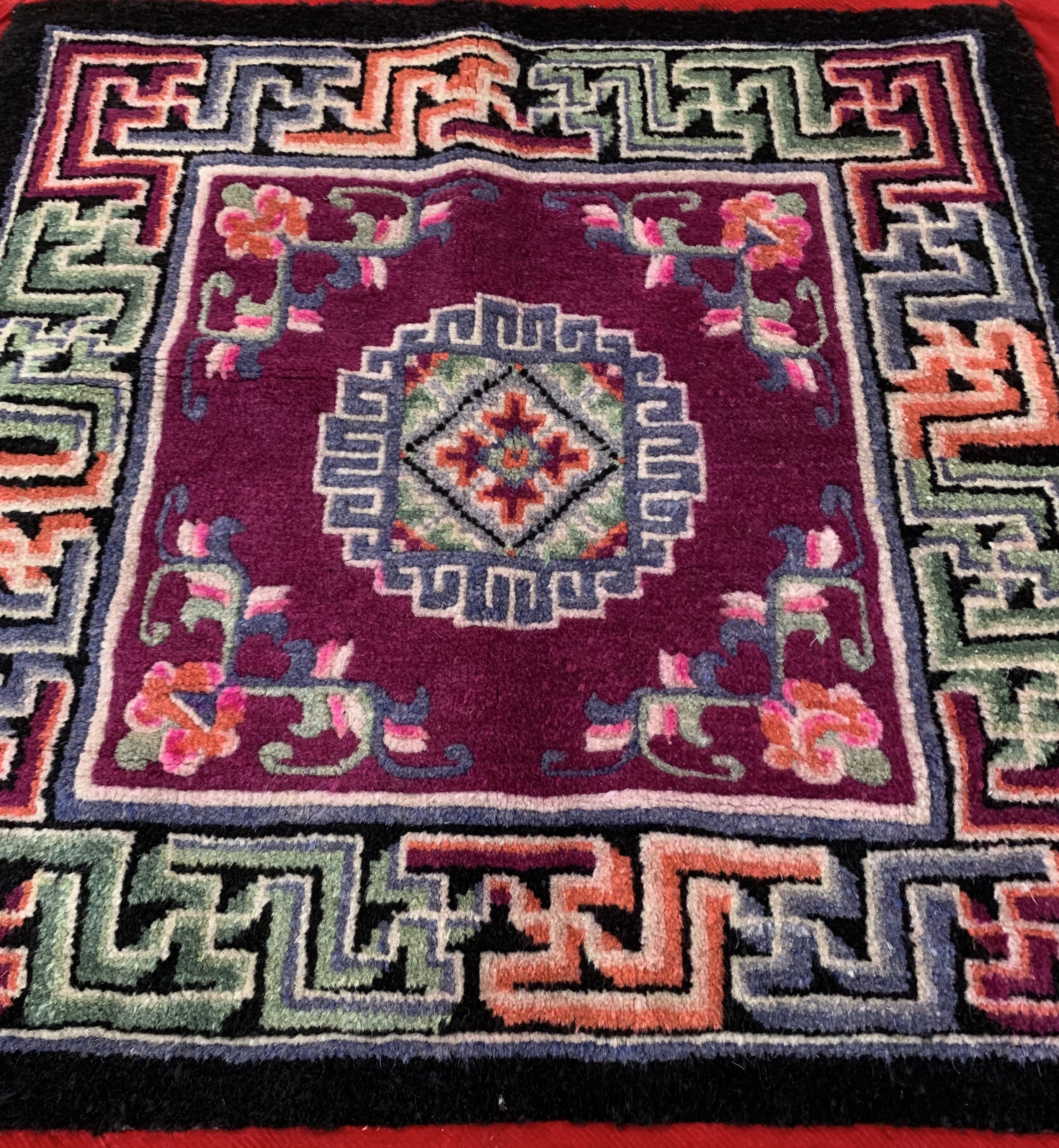 Detail d: Ein Paar"Sitzauflagen", Tibet, Anfang 20.Jhd, Wolle auf Baumwolle, ca. 80 x 80 cm, EHZ: 2
