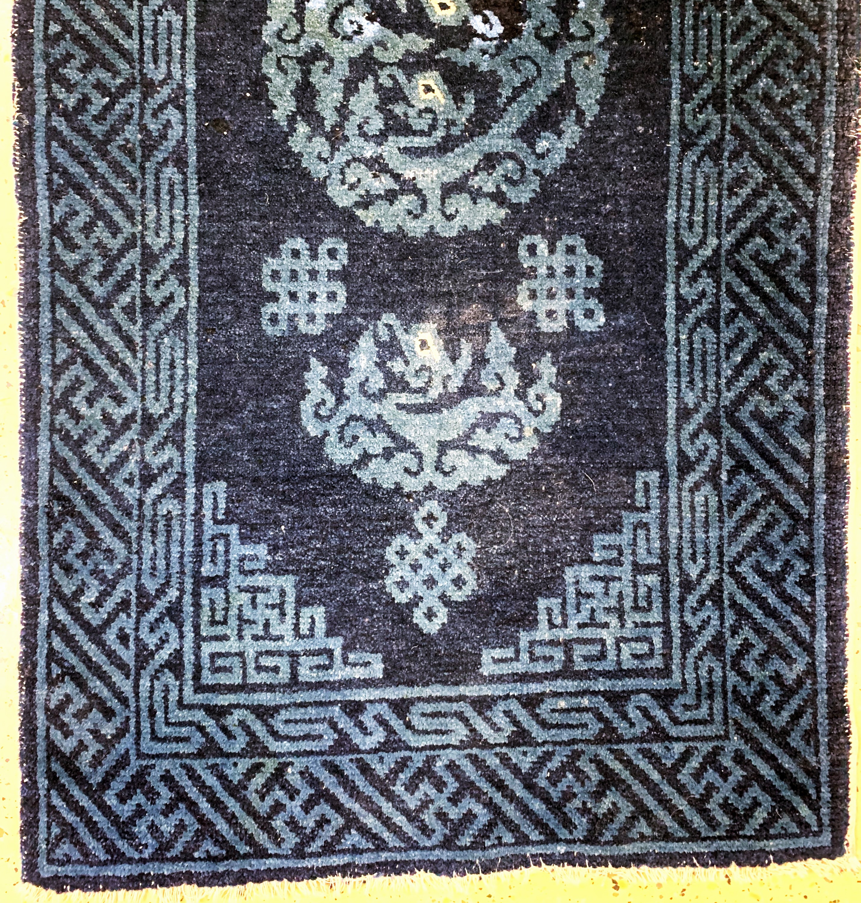 Detail b: Konvolut 2 Pao Tow antik, China, um 1900, Wolle auf Baumwolle, ca. 132 x 70 cm & ca. 115 x 60 cm, EHZ: 3(restauriert).