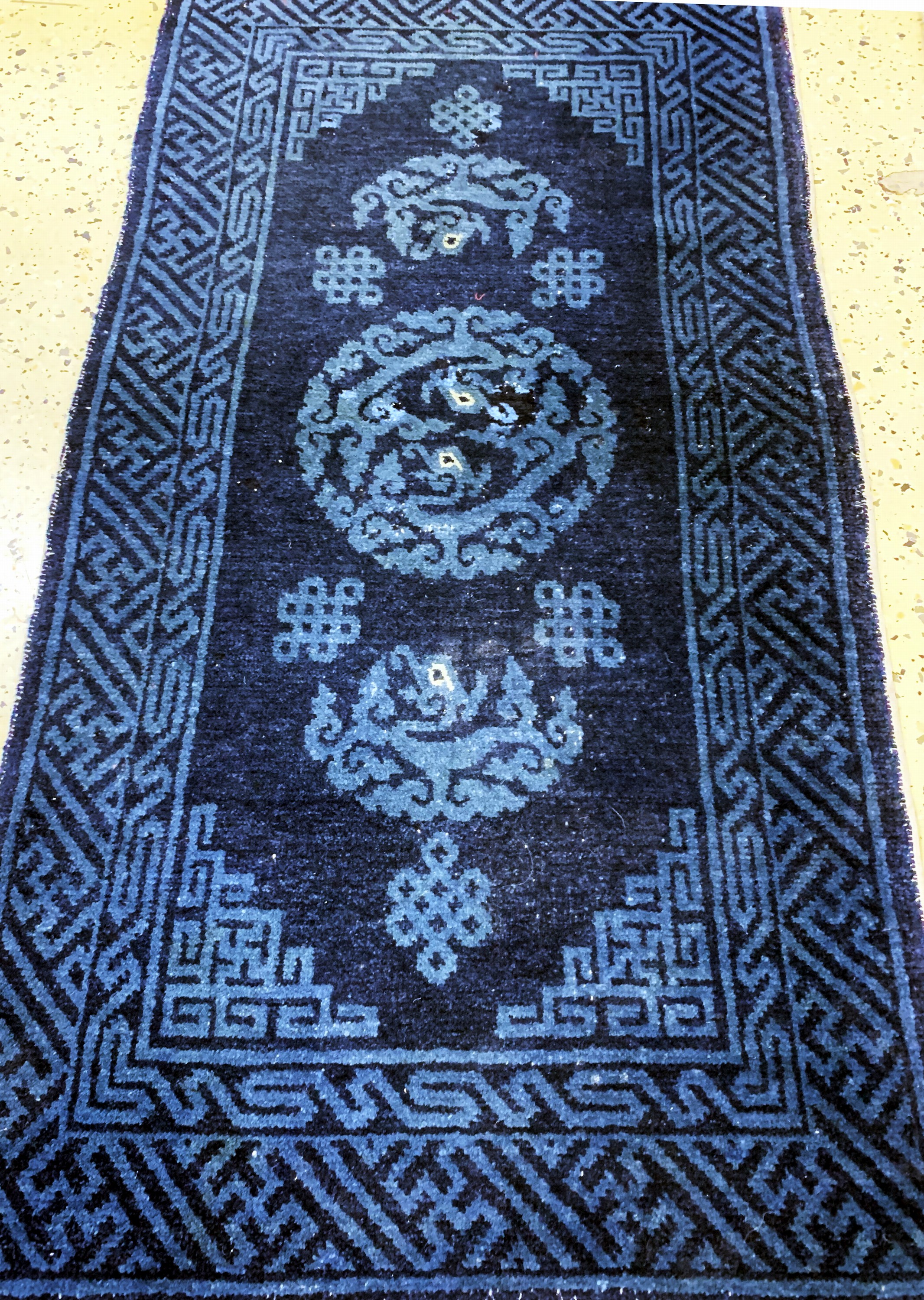 Detail c: Konvolut 2 Pao Tow antik, China, um 1900, Wolle auf Baumwolle, ca. 132 x 70 cm & ca. 115 x 60 cm, EHZ: 3(restauriert).