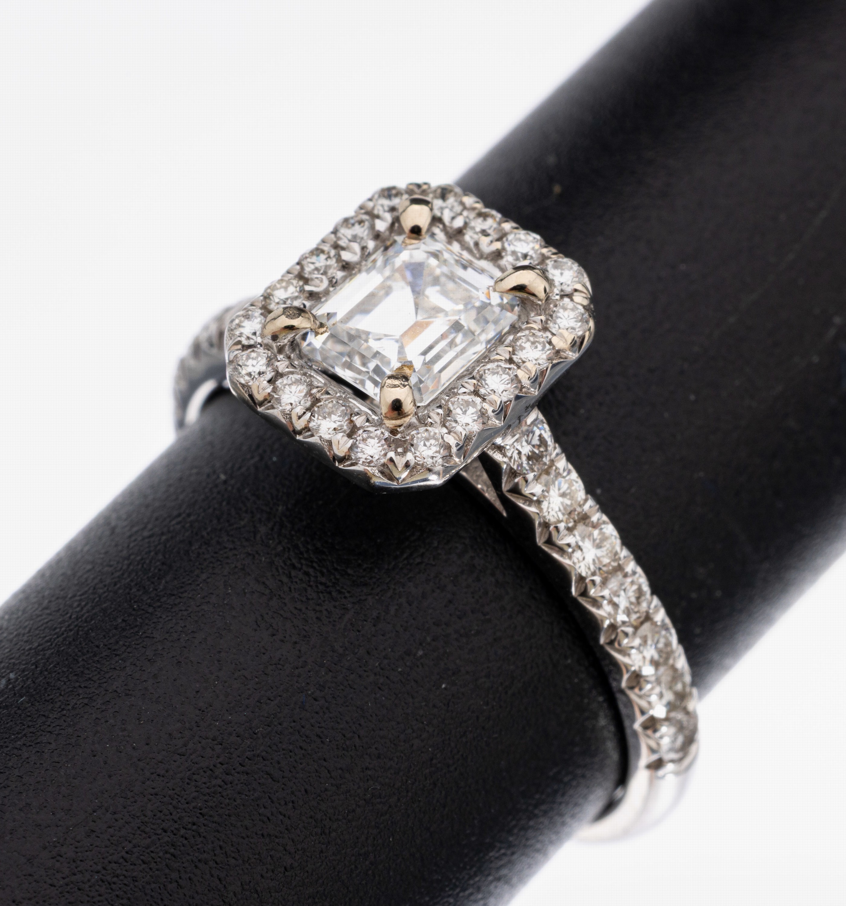 18 kt Gold Diamant-Ring, WG 750/000, Diamant-Baguette ca. 0.70 ct feines Weiß/vs- si, Brillanten zus. ca. 0.51 ct feines Weiß-Weiß/vs-si, RW 54, ...