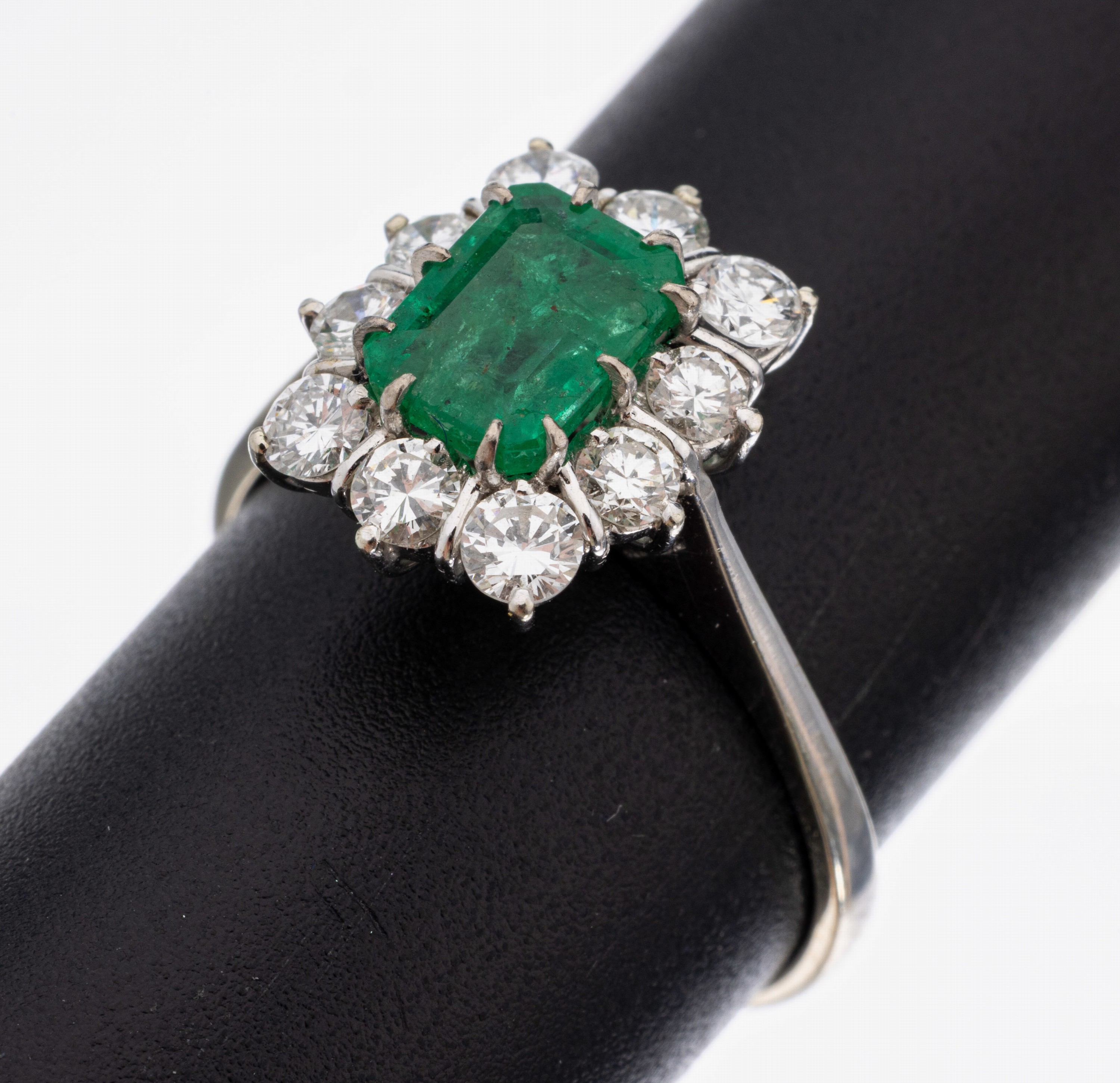 18 kt Gold Smaragd-Brillant-Ring, WG 750/000, Smaragd im Emerald Cut ca. 1.20 ct, 10 Brillanten zus. ca. 1.0 ct feines Weiß -Weiß/vs-si, RW 57, ...