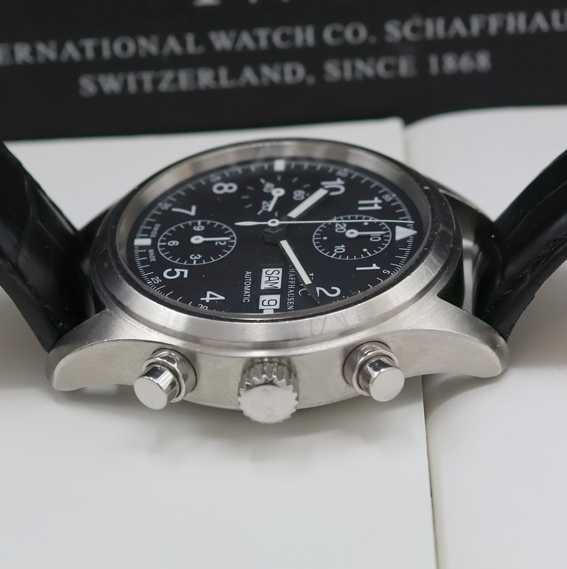 Detail c: IWC Herrenarmbanduhr "Der Fliegerchronograph" Referenz 3706, Schweiz um 1997, Automatik, Edelstahlgeh. inkl. Lederband m. orig. Dornschl., ...