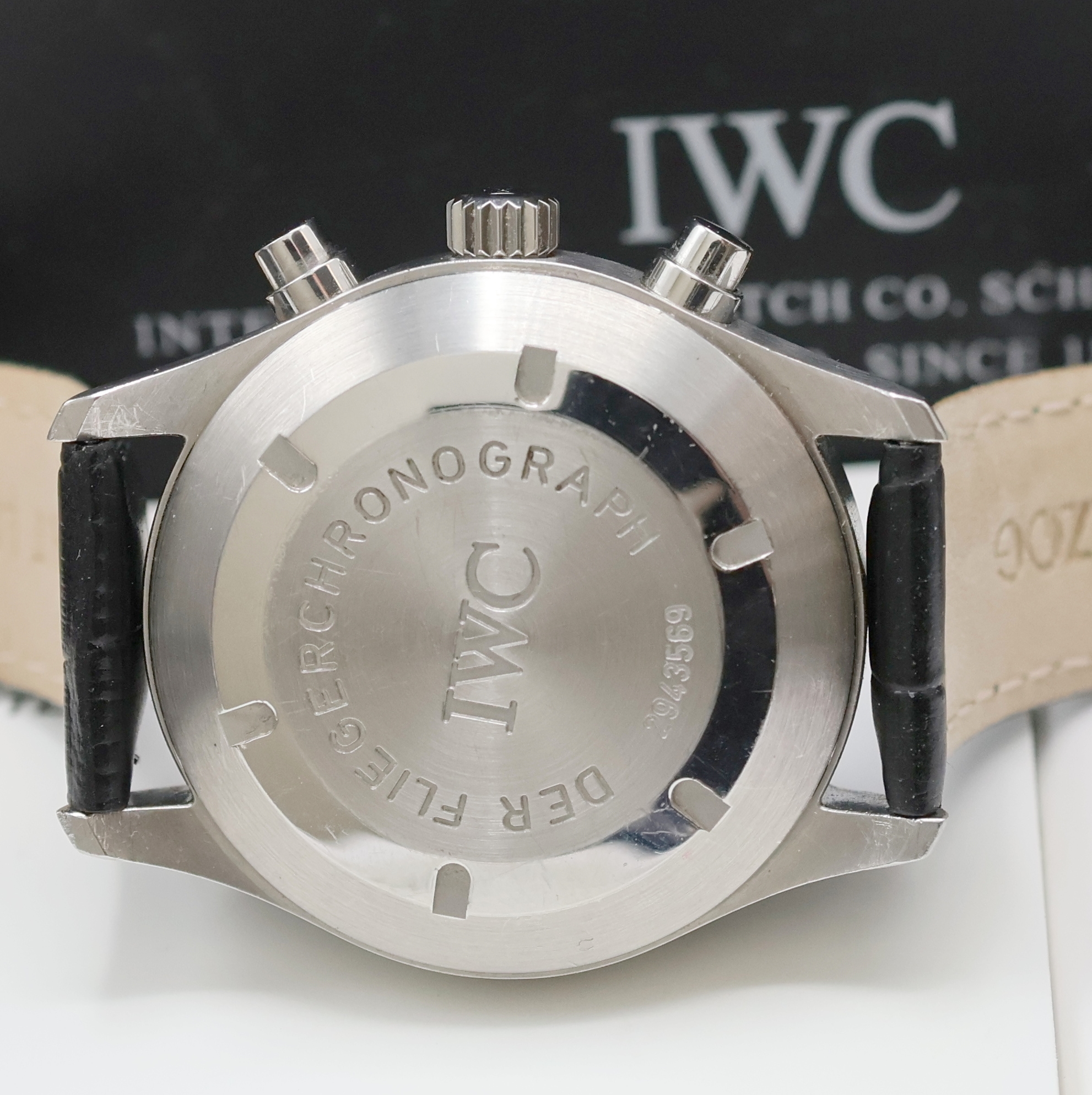 Detail d: IWC Herrenarmbanduhr "Der Fliegerchronograph" Referenz 3706, Schweiz um 1997, Automatik, Edelstahlgeh. inkl. Lederband m. orig. Dornschl., ...