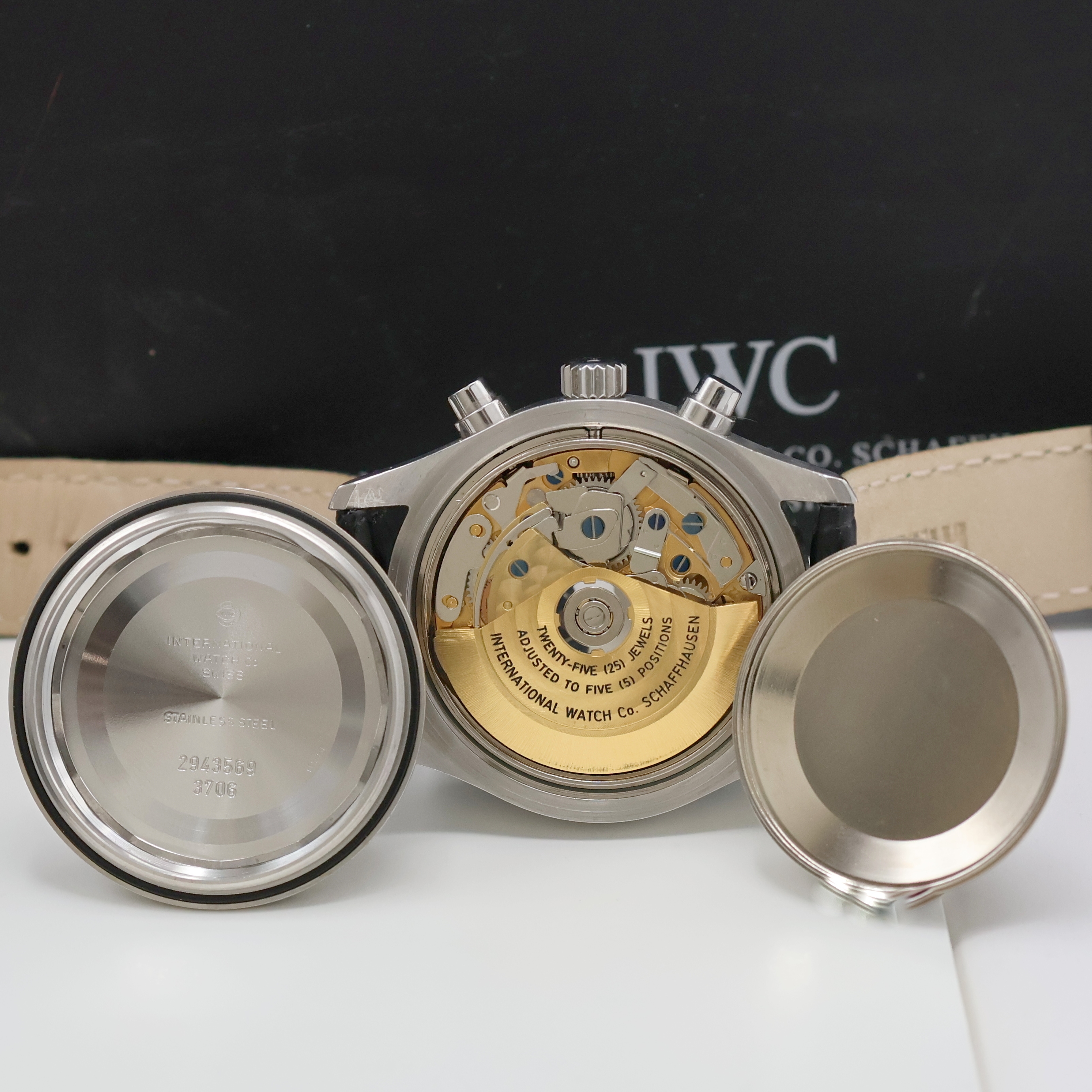 Detail e: IWC Herrenarmbanduhr "Der Fliegerchronograph" Referenz 3706, Schweiz um 1997, Automatik, Edelstahlgeh. inkl. Lederband m. orig. Dornschl., ...