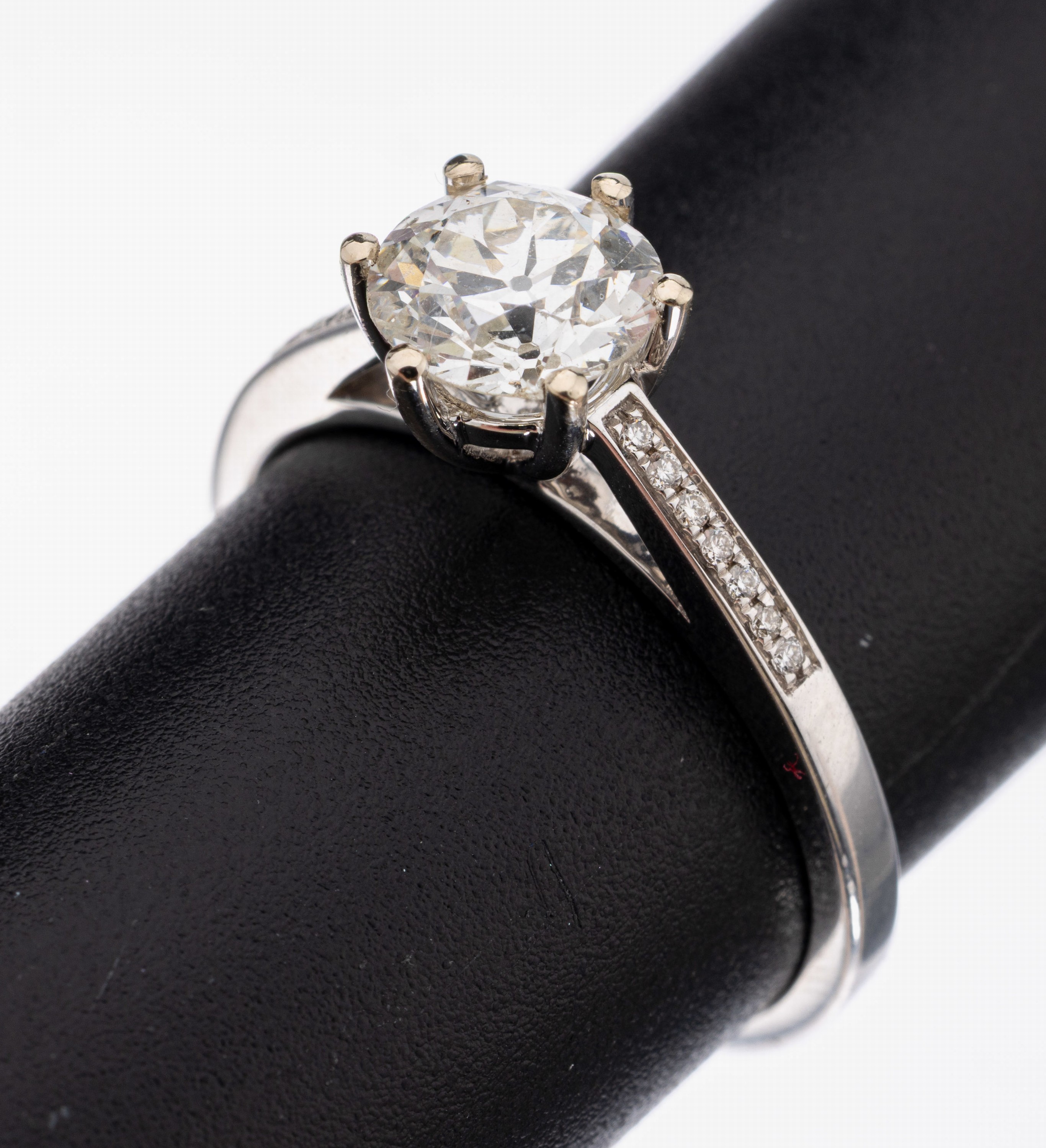 18 kt Gold Diamant-Ring, WG 750/000, Altschliffdiamant ca. 1.90 ct Weiß/si (min. besch.), 14 Brillanten zus. ca. 0.06 ct Weiß/vs-si, RW 57, ca. ...