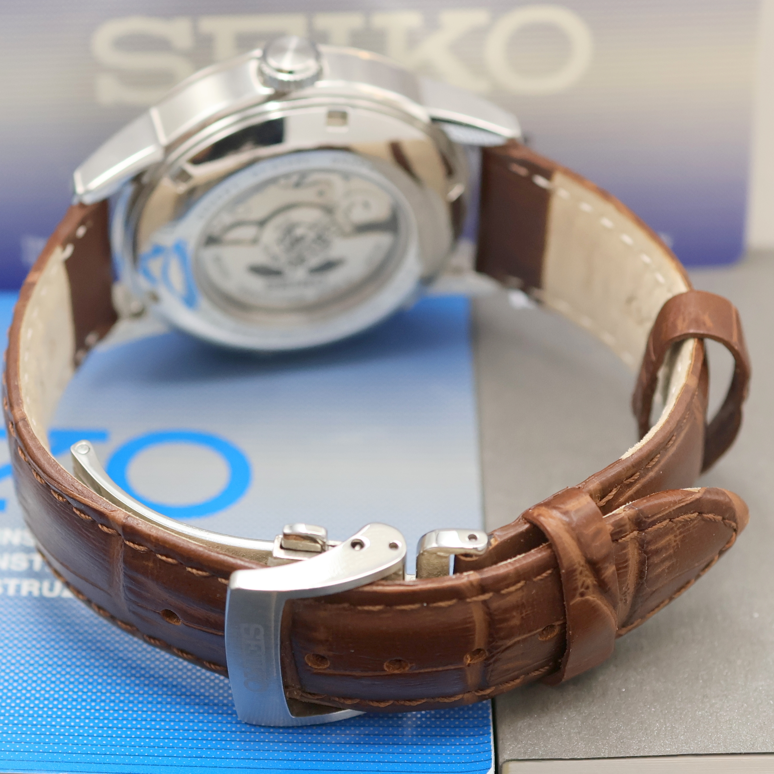 Detail b: SEIKO Herrenarmbanduhr Prospex Alpinist Referenz 6R35-01M0, Automatik, Edelstahlgeh. inkl. Lederband m. orig. Faltschl., beids. vergl., Boden und ...