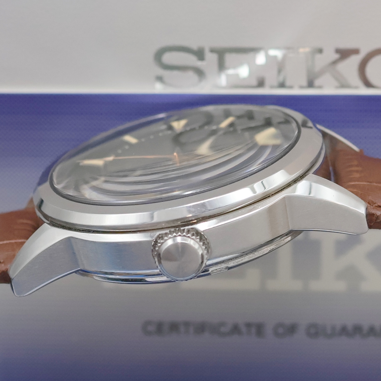 Detail c: SEIKO Herrenarmbanduhr Prospex Alpinist Referenz 6R35-01M0, Automatik, Edelstahlgeh. inkl. Lederband m. orig. Faltschl., beids. vergl., Boden und ...