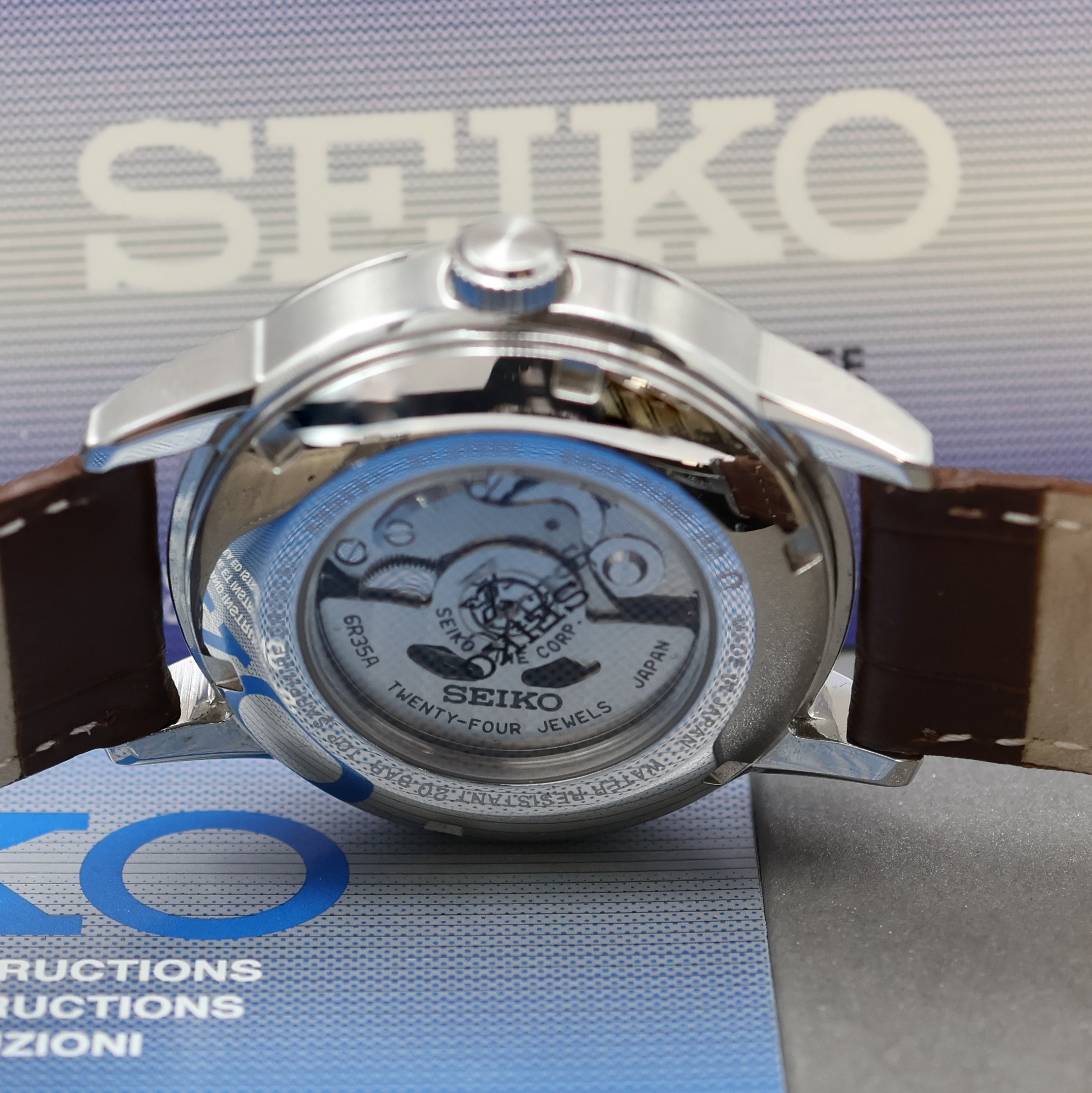 Detail d: SEIKO Herrenarmbanduhr Prospex Alpinist Referenz 6R35-01M0, Automatik, Edelstahlgeh. inkl. Lederband m. orig. Faltschl., beids. vergl., Boden und ...