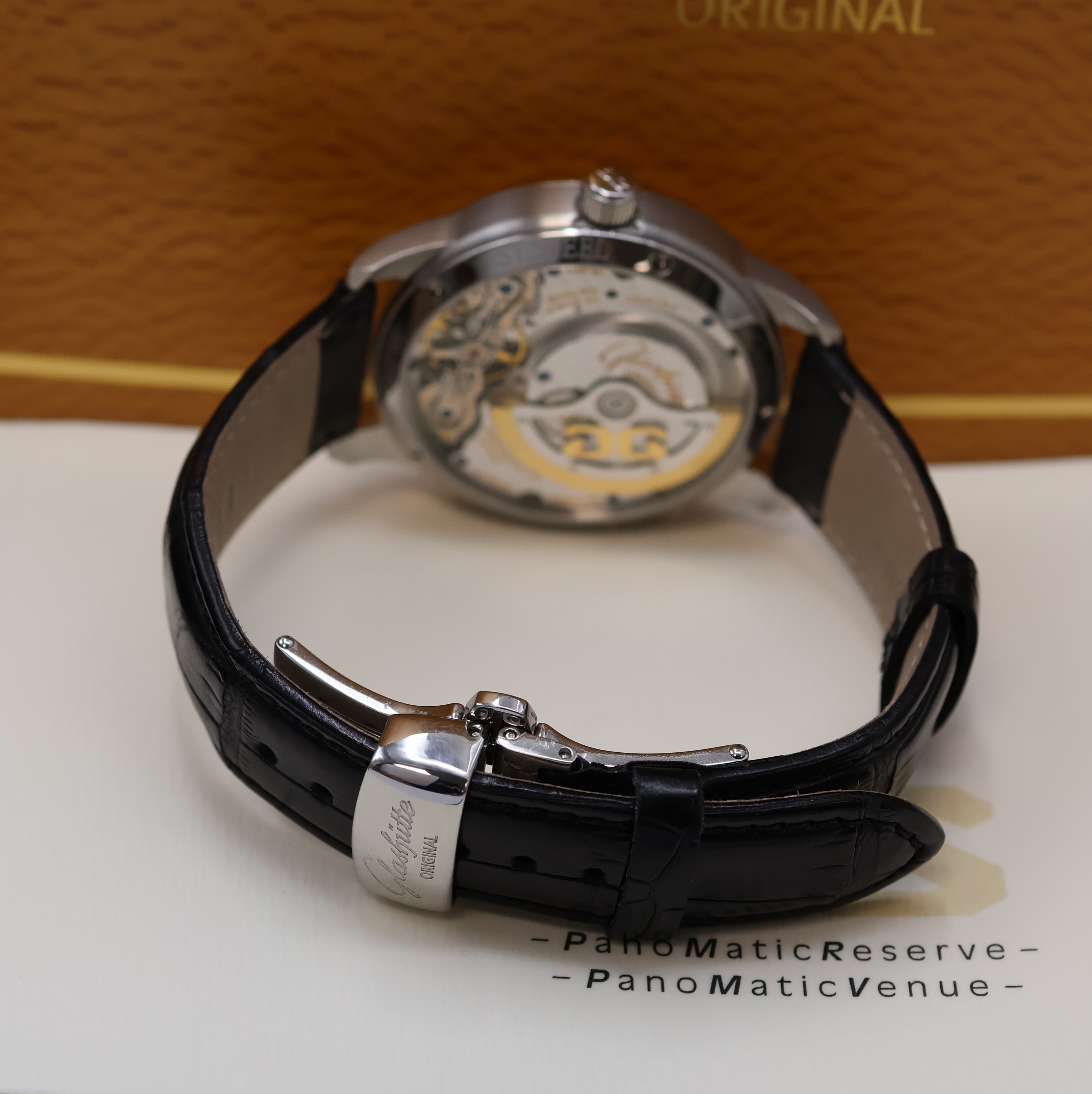 Detail b: GLASHÜTTE ORIGINAL Herrenarmbanduhr PanoMatic Venue Referenz 90-04-02-02-04, Automatik, Edelstahlgeh. inkl. orig. Lederband m. dopp. Faltschl., ...