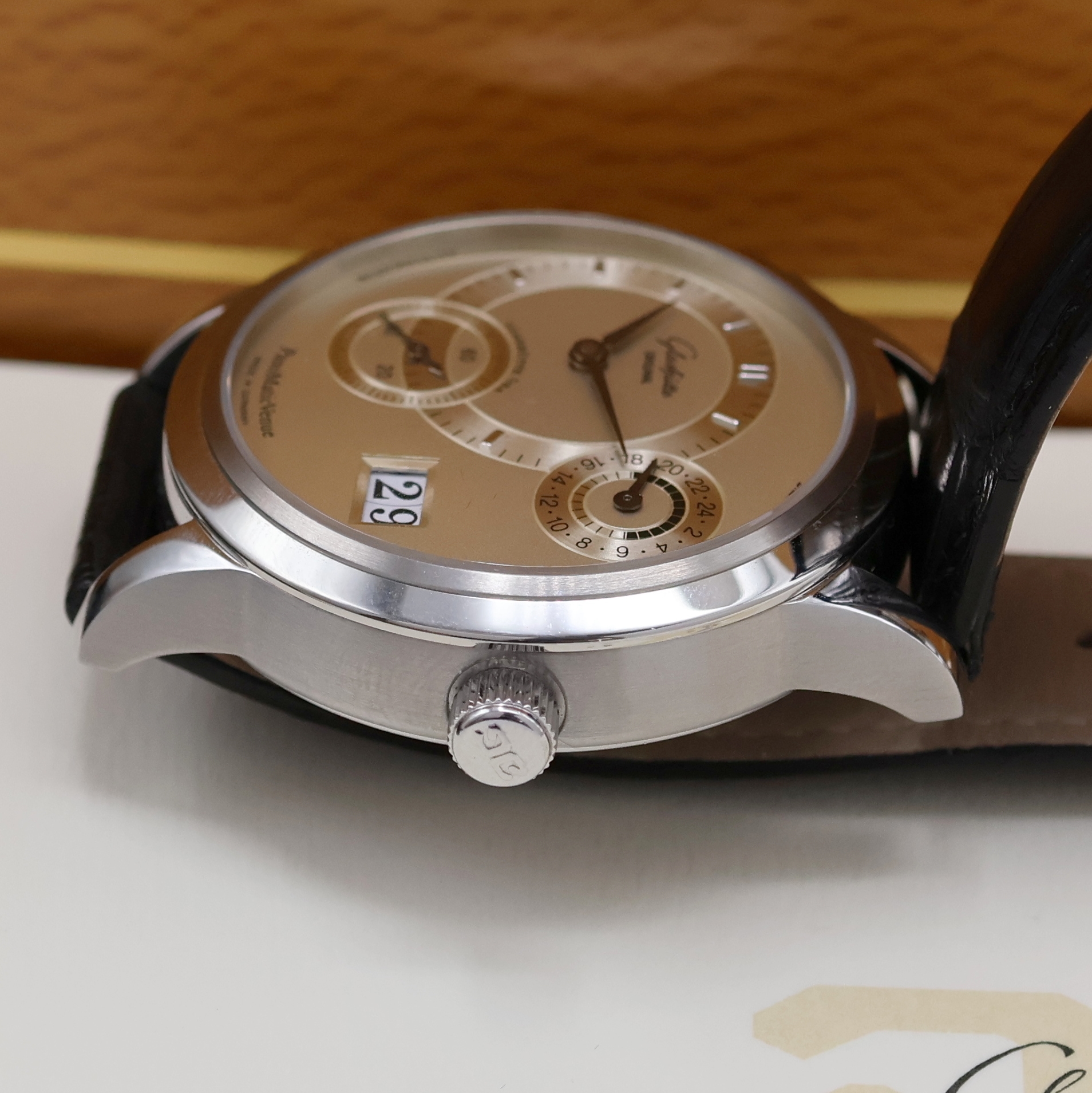Detail c: GLASHÜTTE ORIGINAL Herrenarmbanduhr PanoMatic Venue Referenz 90-04-02-02-04, Automatik, Edelstahlgeh. inkl. orig. Lederband m. dopp. Faltschl., ...