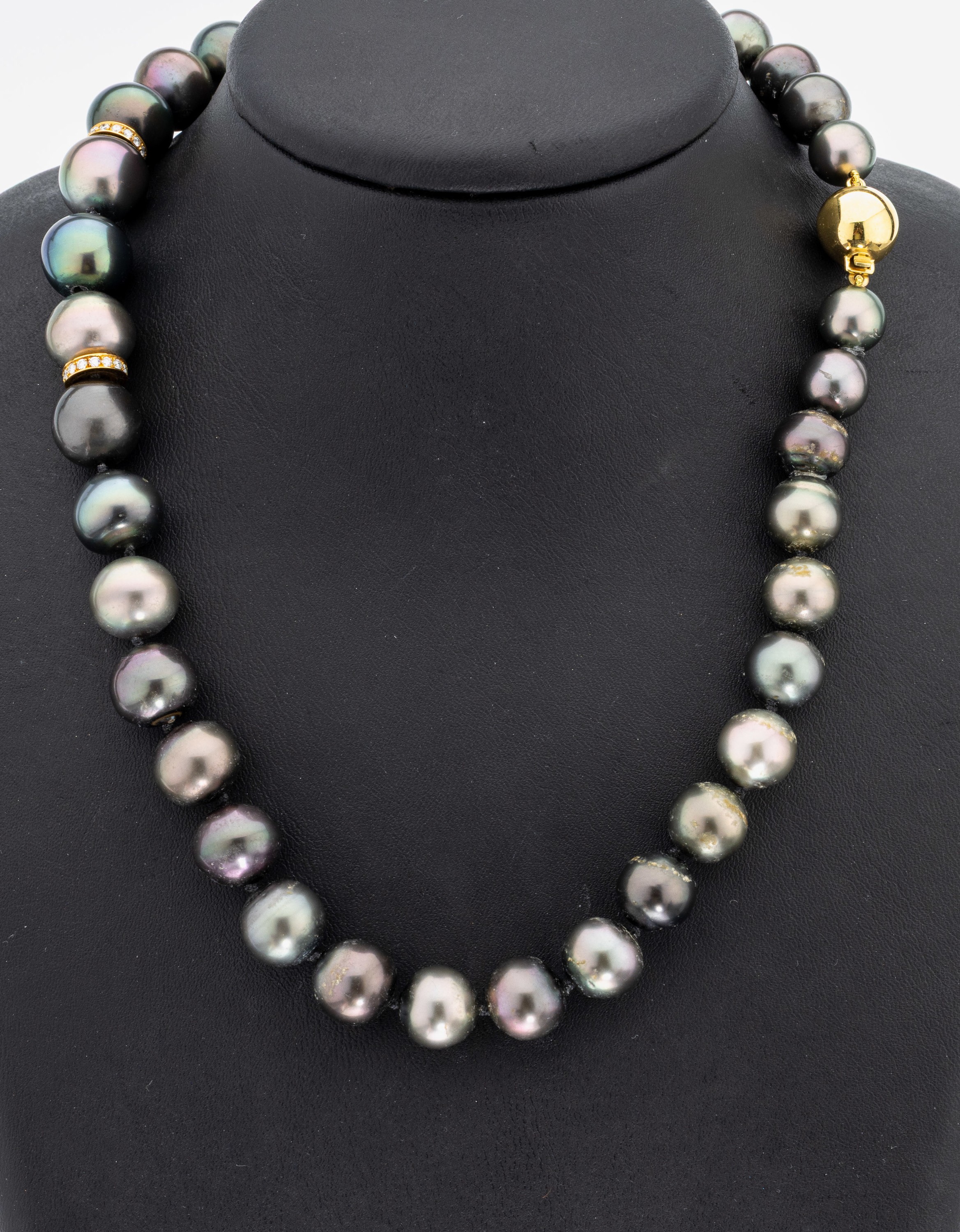 Zuchtperl-Brillant-Collier, im Verlauf Tahitizuchtperlen, D. ca. 10-13 mm, nat. Merkmale, 2 Zwischenglieder, GG 585/000, mit Brillanten zus. ca. ...